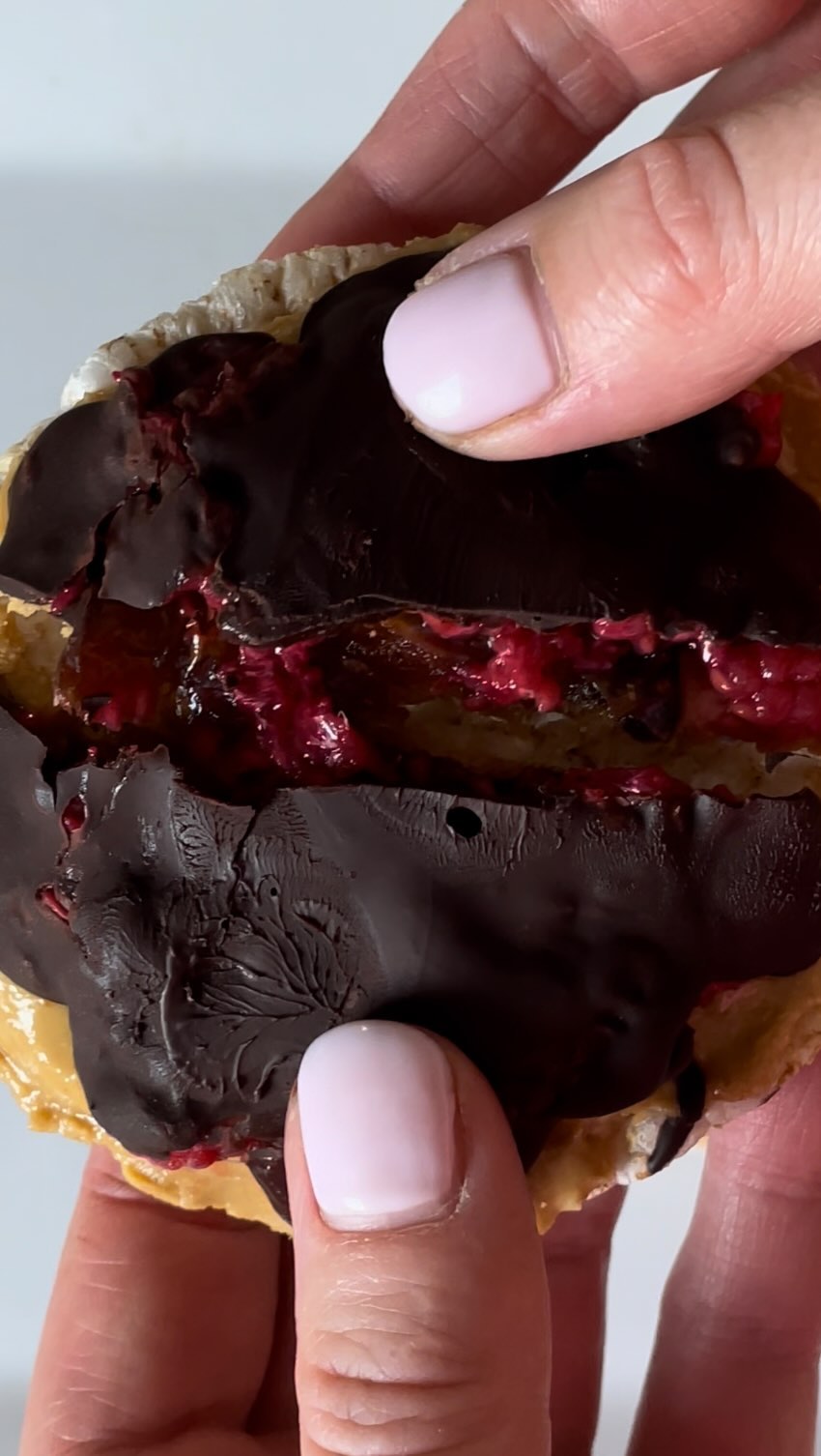 Chocolate, “caramely”, raspberry, peanut butter, rice cake deliciousness.
I loved the chocolate, banana & peanut butter rice cake trend a few weeks back and I know you did too. BUT! I have come up with an even yummier version!
Here’s what you’ll need:
🌱 Whole grain rice cake (I used @kallo)
🌱 100% peanut butter (I used @bulk)
🌱 Medjool date
🌱 Fresh raspberries
🌱 85% dark chocolate
Perfect as a snack or dessert!
Tag a friend who would love this! 🤍
#ricecake #chocolatelover #healthysnacks #nutrition #healthcoach #womenshealth #snackideas #sweettreats #teaandbiscuits #teaandcake #healthyfood #healthylifestyle #healthyliving