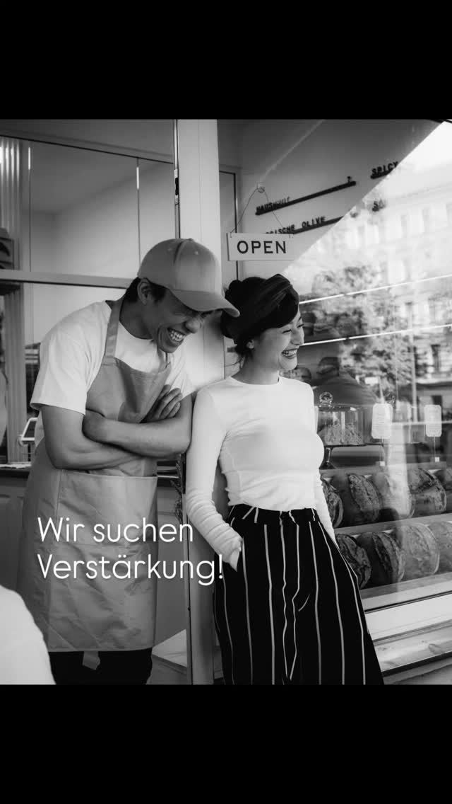 👋🏻 WIR SUCHEN VERSTÄRKUNG! 💪🏻 (AB SOFORT)
Aktuell fehlt uns noch eine Teilzeitzeitkraft für 2-3 Schichten (mittelfristig mehr).
💪🏻 Hast Du Lust auf sehr körperliche handwerkliche Arbeit?
🔍 Bist Du jemand, der/die im Team anpackt und von alleine Arbeit sucht?
⏰ Du bist Frühaufsteher:in?
🕕 6 Uhr Arbeitsbeginn ist für Dich kein Problem?
🧼 Du bist Dir für keine Arbeiten zu schade?
🧠 Du hast Interesse Sauerteig verstehen zu lernen?
🍞 Erfahrung in der Handhabung von Sauerteig wäre hilfreich, ist aber keine Bedingung. Quereinsteiger:innen sind willkommen!
💻 Näheres zu unserer Stelle findest du auf auf der Plattform "Indeed"
❗Bewerbungen bitte nur über Indeed
📸 hat die liebe @val.being letztes Jahr geschossen
#jobopportunity
#sauerteig
#sauerteigbrot
#sourdough
#berlinerbrot
#brotbacken
#brotbackenmachtglücklich
#berlinfood
#berlinfoodie
#berlinfoodguide