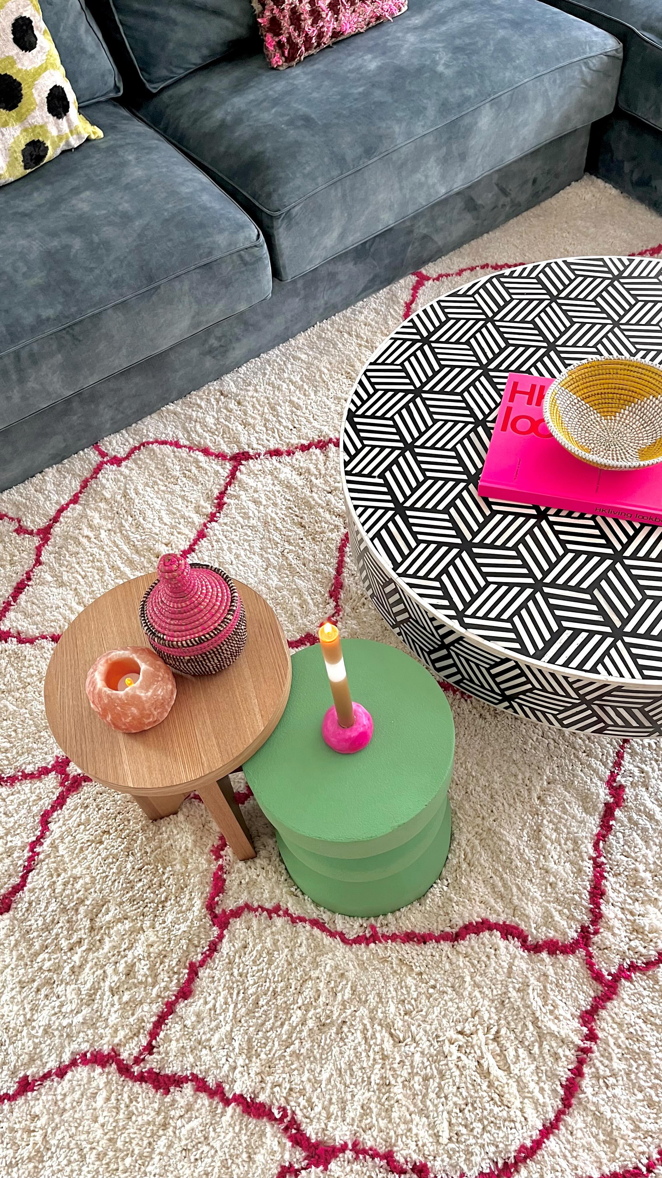 Je moet met de tijd mee hè… dus vanaf nu ben ik ook op tiktok te vinden 😄 ik kreeg het weer op mijn heupen en had de behoefte wat meer zomer in huis te halen! Met paar kleine aanpassingen meteen een andere vibe. Dat grote kleed (look a like rozekelim) scoorde ik bij de @kwantum in de sale voor 75 euro!! En het groene a la polspotten krukje ook. Kleine aanpassingen, groots effect! Voila de summer vibe editie van de woonkamer!
.
.
#summervibes #beforeandafter #interiordesign #interieurinspiratie #interieurstyling #interieurstylist #eclecticdecor #eclecticliving #colorfulliving #kleurininterieur #kleurrijkwonen #interieurideeen #woonkamer #woonkamerinspiratie #woonkamerstyling #groenebank #vloerkleed #boholiving #inrichting #huisinrichting #berberkleed #sierkussens #interieuraddict #interieuradvies #interieuradviseur #interieur123 #interieurjunkie #tiktok #interieurdecoratie #woonkameraccesoires