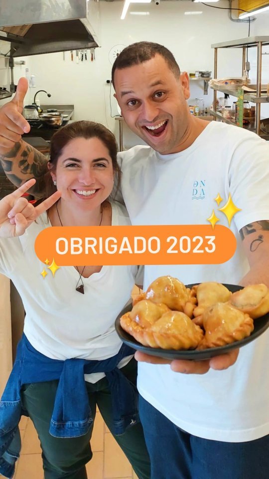 OBRIGADO 2023!
Você foi um ano de grandes encontros! ✨
Que ano maravilhoso e desafiador.
Nos reinventamos, superamos, adaptamos e vivemos muiiiiiito e com muita alegria!
Foi delicioso encontrar antigos amigos e clientes, conhecer novos e firmar grandes parcerias.
Inesquecível tudo que vivemos e o tanto de carinho e amor que recebemos de todos através das nossas empanadas!
Obrigado a todos que estão com a gente, que nos apoiam, se empenham e confiam na nossa empresa. Sentimos diariamente todo carinho e isso nos faz cada vez mais fortes!
2024 vem aí e vem muita coisa incrível com ele! 🎉🥂
Estaremos juntos para mais um ano de energia, alegria e muiiiita empanada!
🧡🥟
FELIZ ANO NOVO!