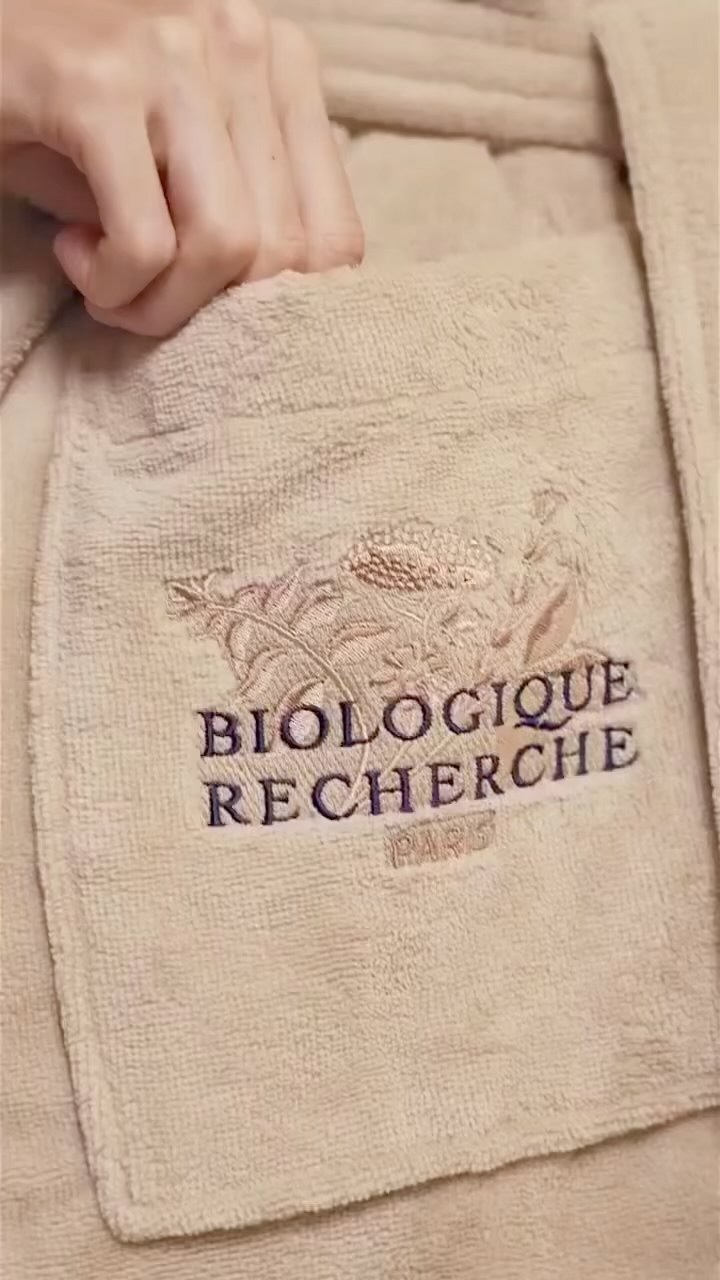 Meet the perfect ally for a rested gaze! ✨
Patchs Défatigants helps prevent and reduce signs of fatigue and aging around the eye area. The innovative biocellulose structure and carefully selected active ingredients constitute an intense treatment suitable for the delicate eye contour.
Immediately, puffiness is reduced, skin is smoothed out, and wrinkles and dehydration lines are less visible.
#BiologiqueRecherche #BuildingBetterSkin #FollowYourSkinInstant