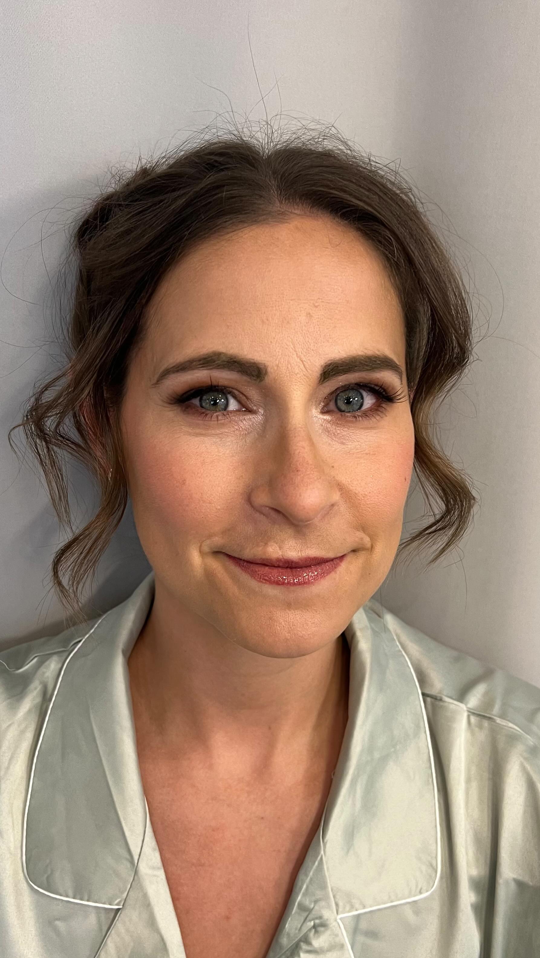 ๐ค Gorgeous Maid of Honour Emily supporting her sister getting married at Parley Manor today๐ค
I canโt wait to see the official photos by @kayleighyoungphotography
Makeup by me @brides_by_nikki
Hair by @hairbysarahtgwinchester
#weddingmakeup #dorsetmakeupartist #hampshiremakeupartist #brides_by_nikki #makeupartist #bridesmaidmakeup