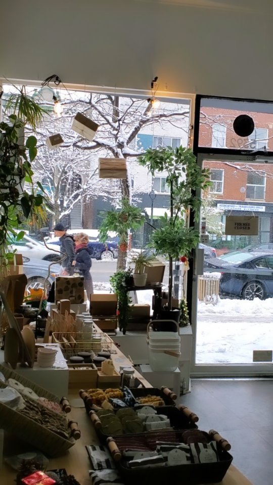 A shop keeper's slice of life moment 💫🌨☃️
.
.
.
.
#shoplocal #shop #bathandbodyworks #montreal #mtl #cute #shopkeeper