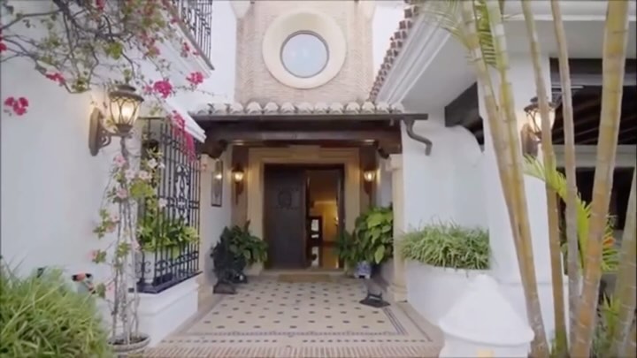 ✨Authentic Mediterranean style Villa in prestigious beachside urbanisation east side of Marbella.✨
This fabulous home is full of character and charm, features exquisite design and quality materials with plenty of space, a real family home 🏡
Beds 7 I built 706 sqm I terrace 152 sqm I 4.950.000€
https://www.signature-properties.es/properties/mediterranean-beach-villa