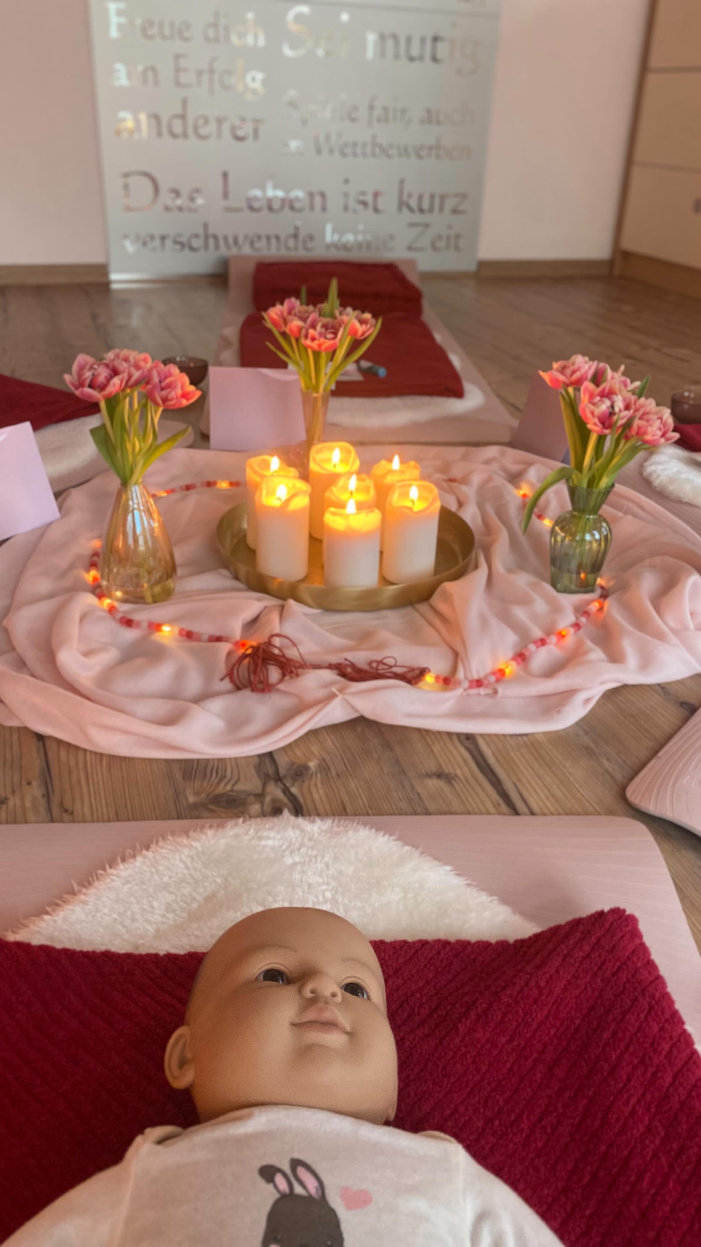 ♥️ Babymassage im Familienraum ♥️
Am Freitag war bereits die letzte Stunde des Babymassage Kurses… Ich liebe es, alles kuschelig und warm für meine Mamis & Babys vorzubereiten… jeder soll sich wohlfühlen, entspannen und alle Sinne genährt werden 🥰
Die Letzte Stunde ist immer besonders… wir gestalten kleine Erinnerungen an die schöne Zeit und können es garnicht glauben, dass 5 Wochen so schnell vergangen sind…
Eine schöne Freitags Routine ist entstanden und viele Frauen führen diese besondere Quality-Time mit ihren Babys auch weiterhin fort 🥰
Ich bin sehr dankbar, über so einen schönen Start im Familienraum, mit so vielen wundervollen Frauen & Babys ♥️
Auch wenn nicht alle Frauen bei der letzten Stunde dabei waren, so freue ich mich euch bei weiteren Angeboten im Familienraum wieder zu sehen 🤗
♥️♥️♥️
#familienraumcoburg #doula #babymassage #mamababy #mamababybindung #entspannung #massage #ayurvedischebabymassage