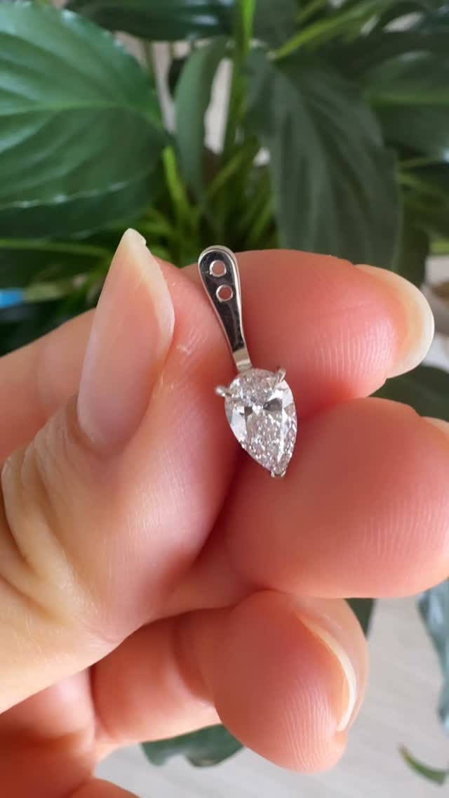 Earring Jackets — the best investment ever?? Dressing up your old earring studs and giving it a fashionable modern look! Got an idea of your own?? DM me now!
#luxurylifestyle #bespokejewellery #jewellerydesign #craftsmanship #beyondexpectations #diamonds #qualityfirst #jewelryofinstagram