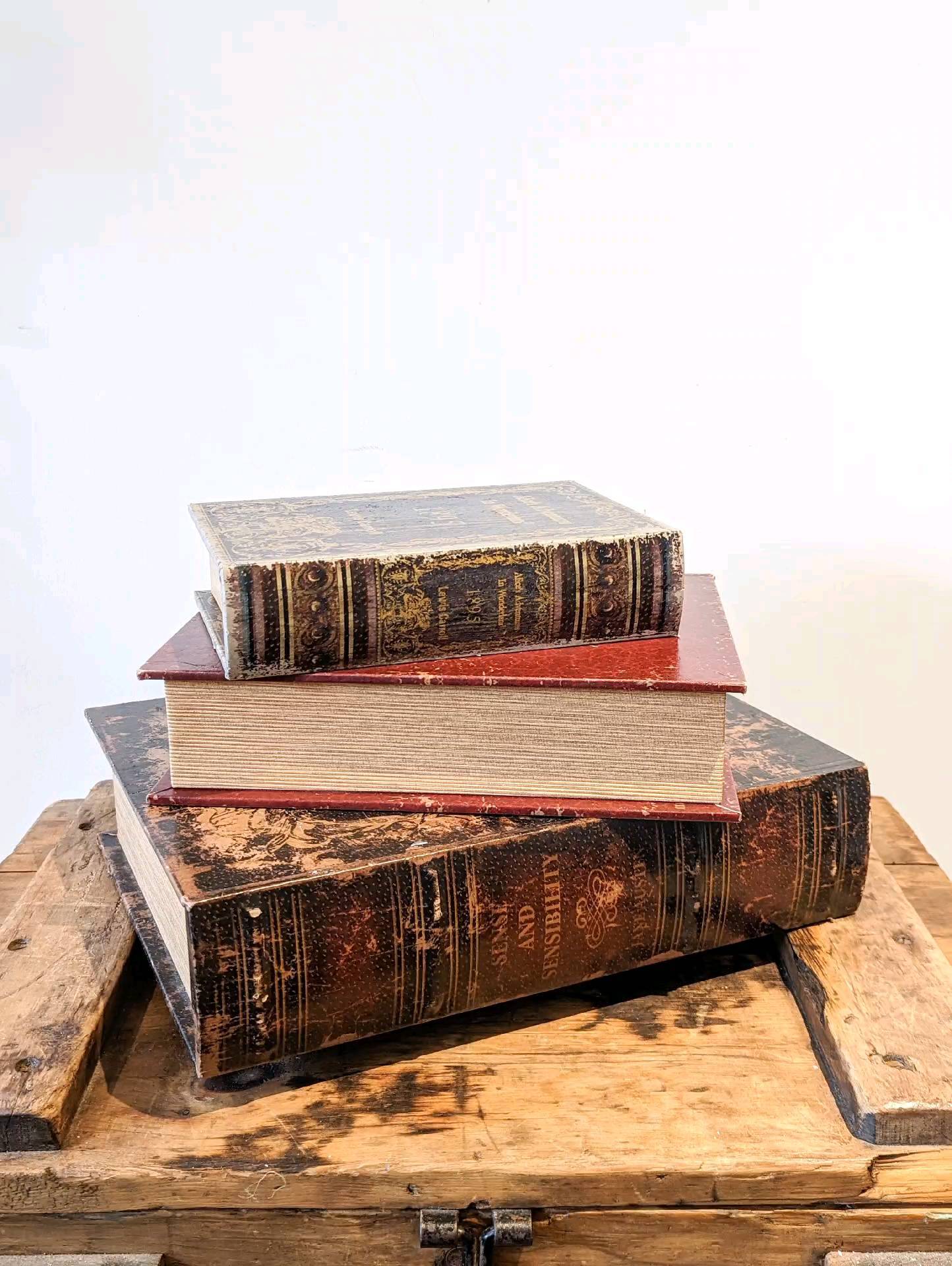 Our supplier brochure is ready, it will be emailed out to everyone who is on my list early next week. I'm so excited that it is finally ready, it has been an ordeal 😆😆
Our DIY brochure will be following before Christmas so watch this space.
If you would like a copy, pop me a message.
#uniquedecor #uniquecollections #candlesticks #weddingdecor, uniqueprops #weddingprops #venuestylingprops #stylingprops #beautifulprops #diyhire #carefullycurated