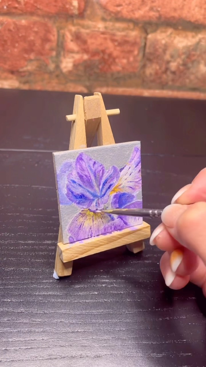 Iris on a tiny canvas ✨
#iris#tinycanvas#smallcanvaspainting#smallcanvas#art#smallart#plantart#flowerart#nature#purpleart#irisart