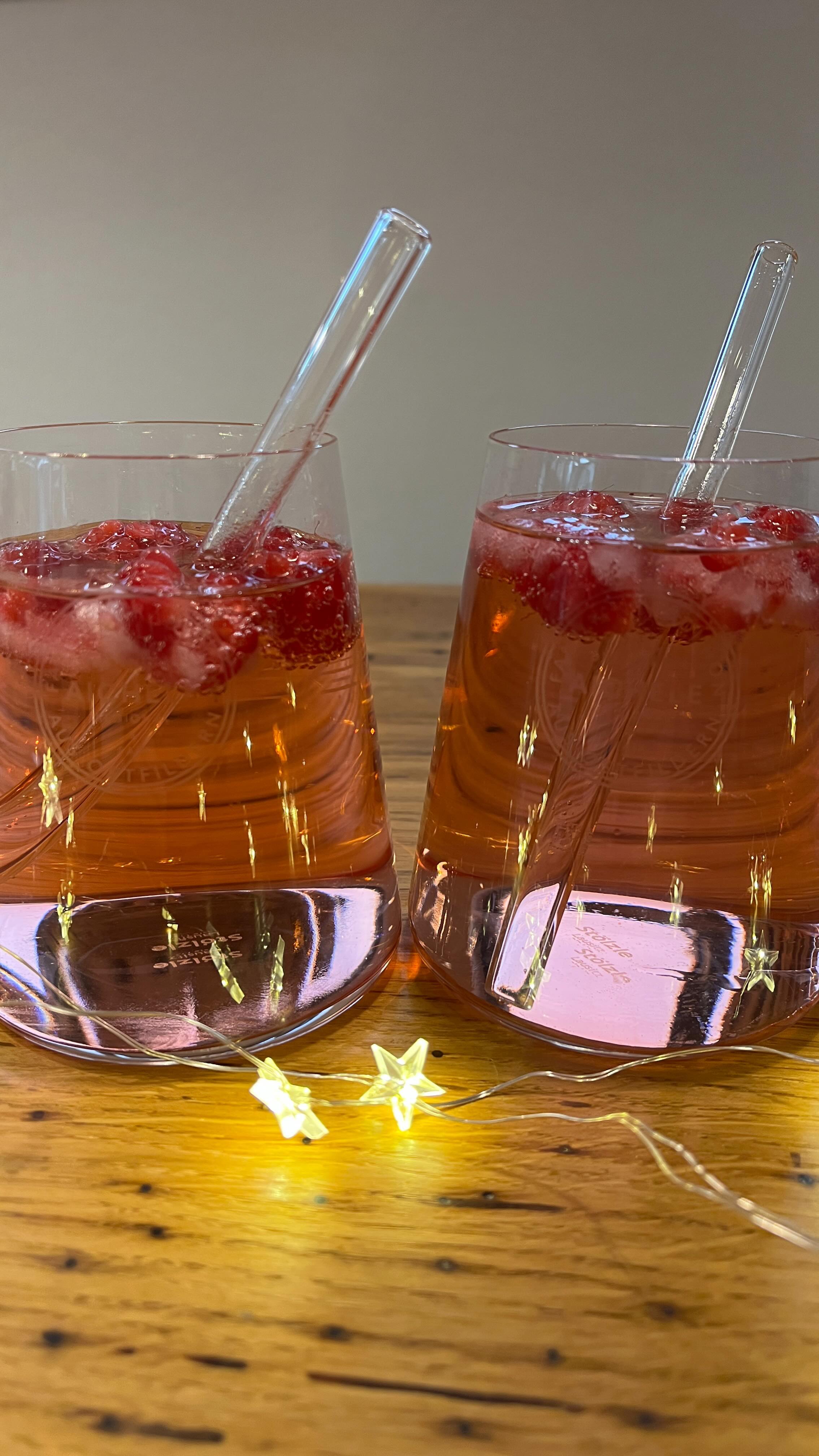 Auf vielfachen Wunsch haben wir für euch das Rezept vom Himbeer Spritz abgefilmt. Perfekt für einen leckeren Aperitif an den kommenden Feiertagen.
Für einen Himbeer Spritz benötigt ihr:
• 2cl Aichele Himbeergeist
• 2cl Aichele Himbeerlikör
• 200ml Tonic Water
• Eiswürfel
• ein paar gefrorene Himbeeren
Alles gut vermischen und anschließend schmecken lassen!
#EdelbrennereiAichele #Cocktail #Himbeergeist #Himbeerlikör #HimbeerSpritz #Lecker #Fruchtig #Prost #Adventszeit #Weihnachtszeit #Ostfildern