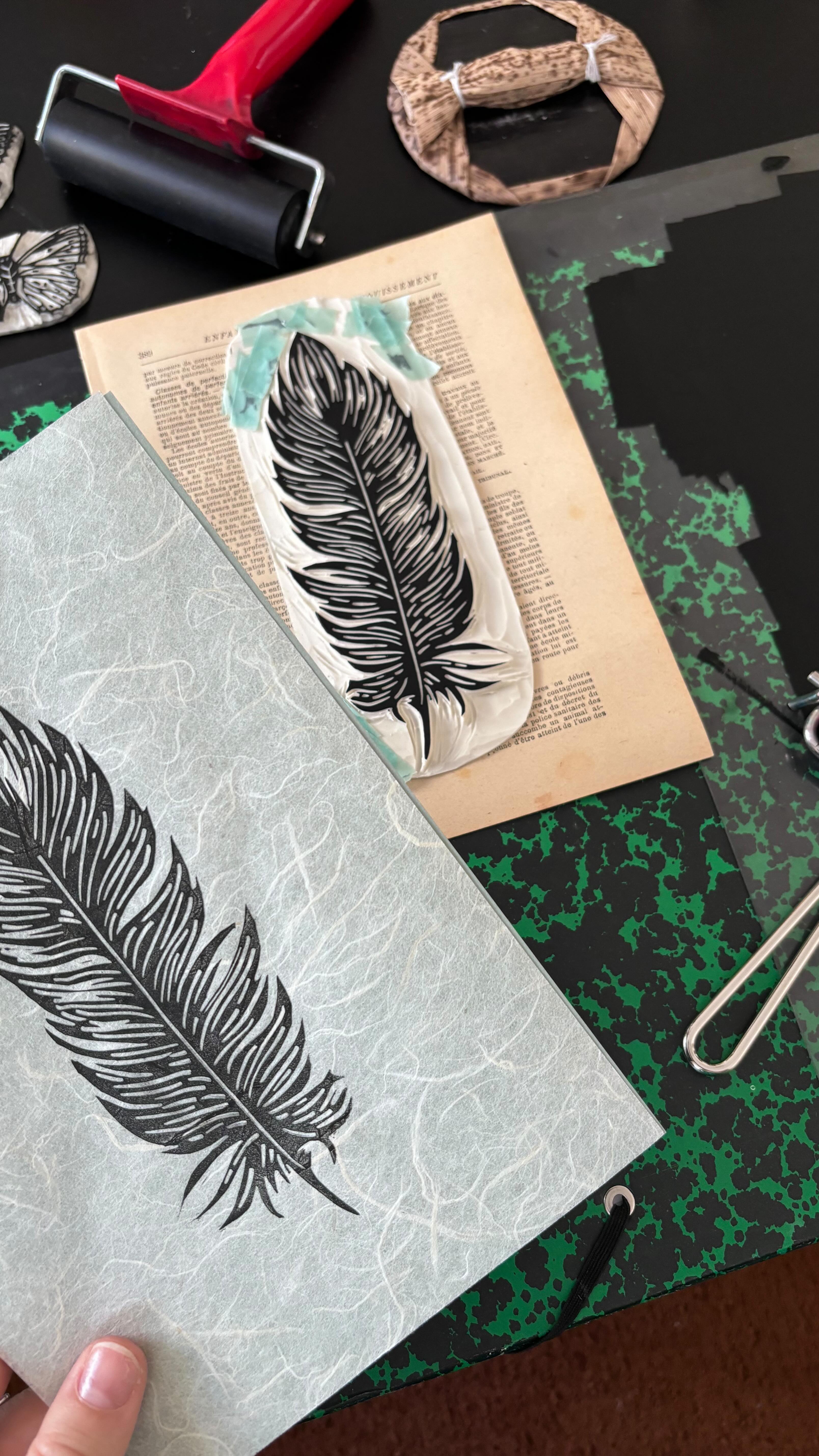 Aussi légère qu’une plume 🪶
C’est ainsi que je me sens ce soir, à l’annonce des résultats des législatives en France ! Le RN ne passera pas 💪🏻 Cette linogravure tombe à pic 😁
#linogravure #linocut #linocutprint #linocutting #reliefprinting #reliefprintmaking #inkprintrepeat #linoldruck #linograbado #engraving #inking #printisnotdead #printmakersofinstagram