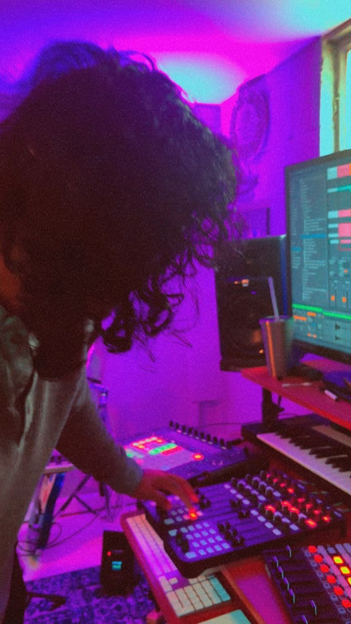 told @payaljay_ to grab a video, she decided to take us to another dimension instead 😂
get ready to rumble this Friday, taking you into a whole new sonic world, all based on the energy in the present moment!
#liveset #techno #indohouse