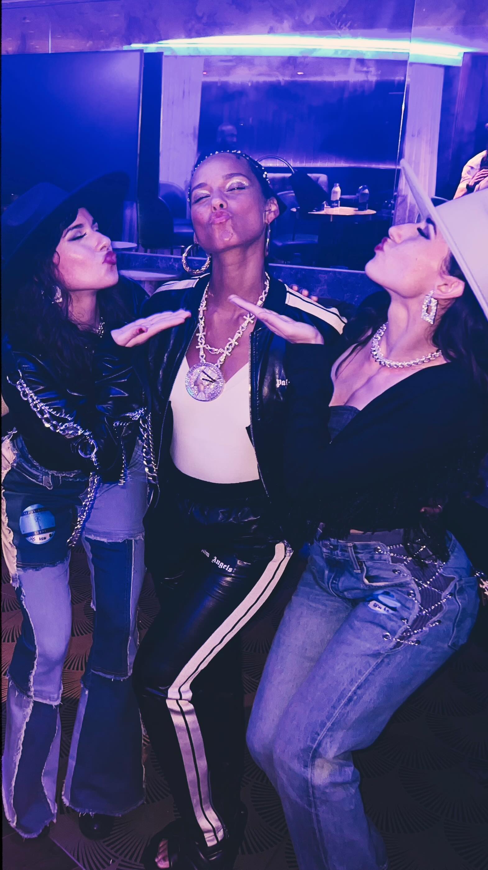 Happy mutha👏🏼luvin’👏🏼birthday👏🏼 to this queen!!! Big big blessings & big ol’ LOVE to the sis, the bro, & the whole familia energia!💜💜💜