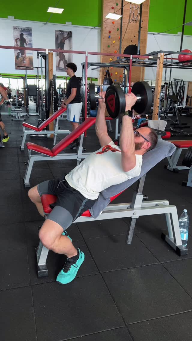 Non si tratta solo di allenare il petto.
Si tratta di allenare la disciplina, la costanza, la voglia di migliorare.
Il cambiamento inizia quando smetti di cercare scuse e inizi a fare sul serio.
Entra in palestra. Dai tutto. Raccogli i risultati.
Vuoi iniziare anche tu? Passa da Fiitzone Centro Fitness e scopri cosa puoi diventare.
#Fiitzone #MentalitàVincente #ChestDay #NienteScuse #SoloFatti #FitnessMotivation
@andreacorsini90