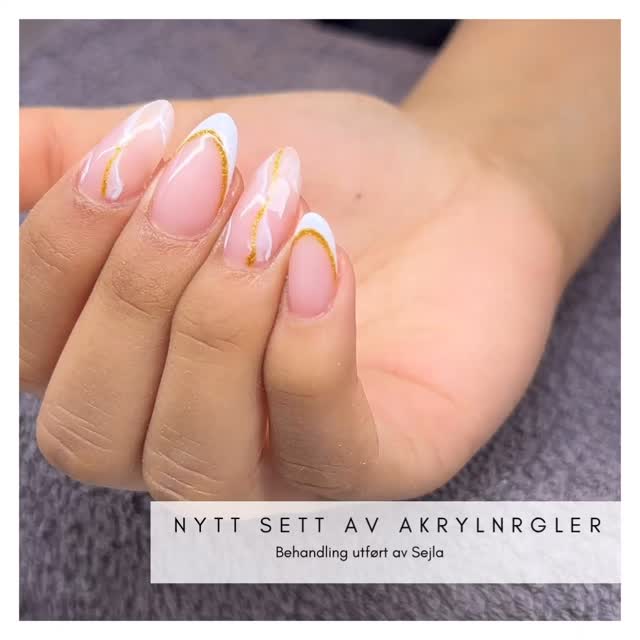 Fransk manikyr – den ultimate klassikeren!
Disse akrylneglene gir deg en ren og sofistikert look som passer til alt. Book din time hos JK Beauty i dag!
Behandling utført av Sejla. 💅