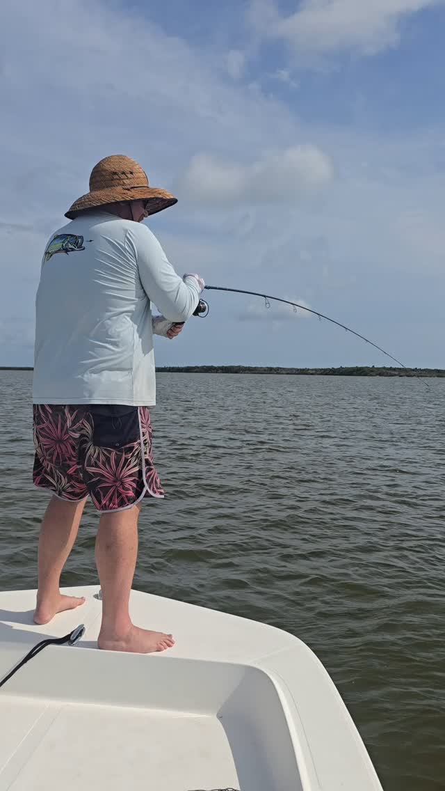 #4horsemancorks and boom boom shrimp getting it done!! #buckedupapparellc #coderedfishingcharters #floridalife #floridafishing #floridafishingproducts #newsmyrnabeach #mosqutiolagoon #4horsemancorks #sordknives #xtratufboots #kto_customrods www.coderedfishingcharters.com