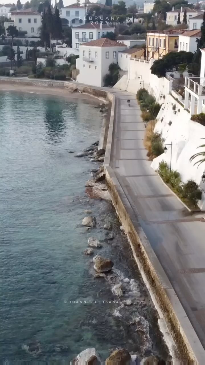 Winter walk to the old port.
#allaroundspetses #spetsesisland #spetsing
📍Spetses, Greece
📸 @johnnie_walker_27