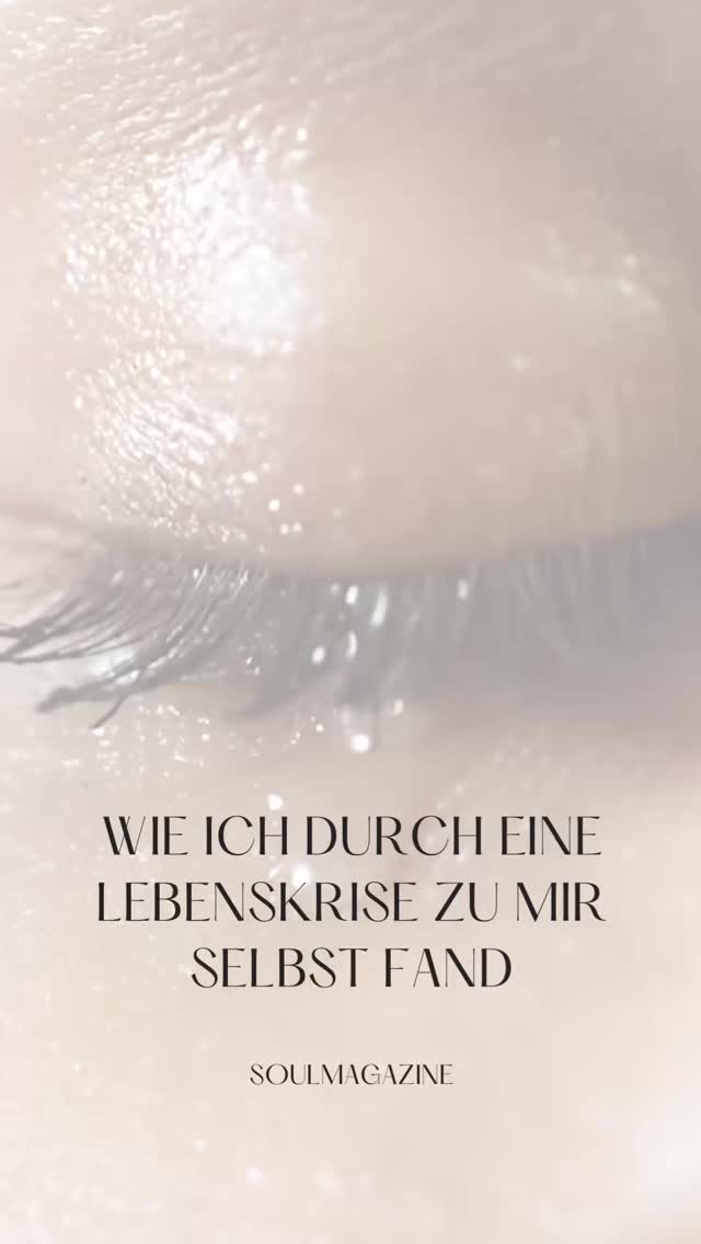 Es war ein einschneidendes Erlebnis, das mein Leben in Frage stellte: Ein Mensch, der mir sehr nahe stand, starb viel zu früh. Und plötzlich war sie da – diese leise, drängende Stimme: „Was habe ich in meinem Leben erreicht?“
Ich blickte auf mein Leben: Ich war Mama geworden – ein Herzenswunsch, den ich mir erfüllt hatte. Doch in all dem Alltag, zwischen Kindergeschrei, To-do-Listen und Haushalt, hatte ich mich selbst verloren.
Also begann ich mich auf die Suche nach mir selbst und bin dabei auf Human Design gestoßen.
Ich las zuerst ein Buch. Dann machte ich ein Reading. Und plötzlich wurde alles klarer.
Ich erkannte:
Warum ich manchmal das Gefühl hatte, „anders“ zu sein
Warum ich oft gegen meine eigene Energie arbeitete
Warum ich in manchen Situationen blockiert war, obwohl ich „eigentlich alles richtig machte“
Human Design hat mir keine Versprechungen gemacht.Es hat mir einfach gezeigt, wer ich bin – ganz ohne Bewertung. Endlich verstand ich mich selbst. Und das war der Beginn meiner Heilung.
Mein Weg zurück zu mir selbst und wie Human Design mir dabei geholfen hat kannst du in meinem Artikel auf www.soulmagazine.de nachlesen.
👉 Kennst du diese Gedanken? Dann schick mir ein Herz in die Kommentare ❤️
#humandesign #humandesignreading #humandesigncoach #persönlichkeitsentwicklung #transformation #meinwegzurückzumir