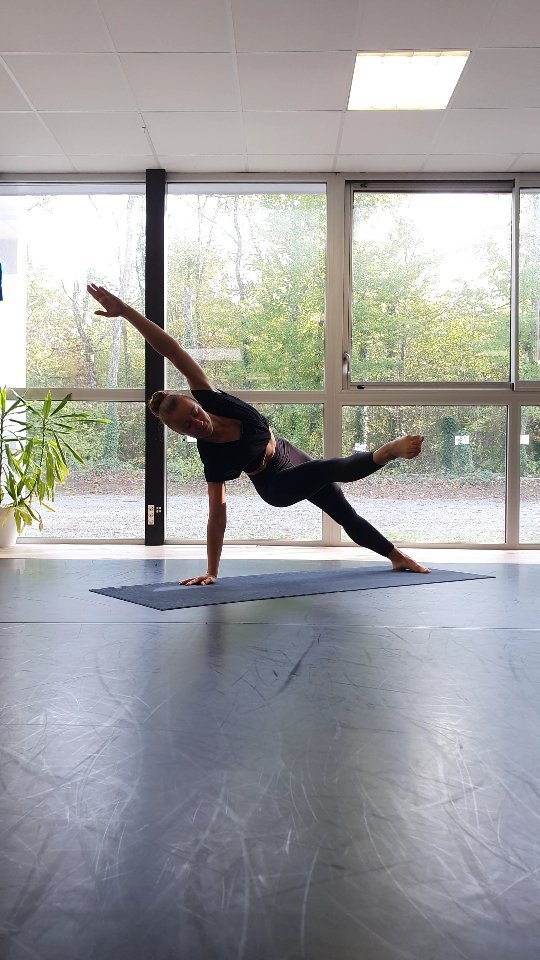 Automne flow 🍂
#yogablois #yogafrance #yogadanse #yogaflow #yogapratice #yogateacher #dancer #dancertraining #chinstand #sirsasna
#azothartscenter #mandukamat