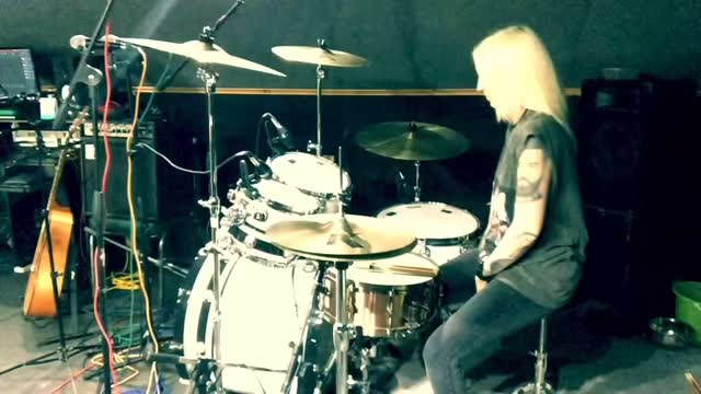#TBT# a wee throwback to this belter 🥁 check out the full video on my YouTube channel (link in bio)
If you’re interested in live drums for your next song or project check out the website now or get in touch for more info 🙌🏼
#millermusic #musicstudio #musicproducer #recording #drums #drummer #drumtracking #femaledrummer #paisley #renfrewshire