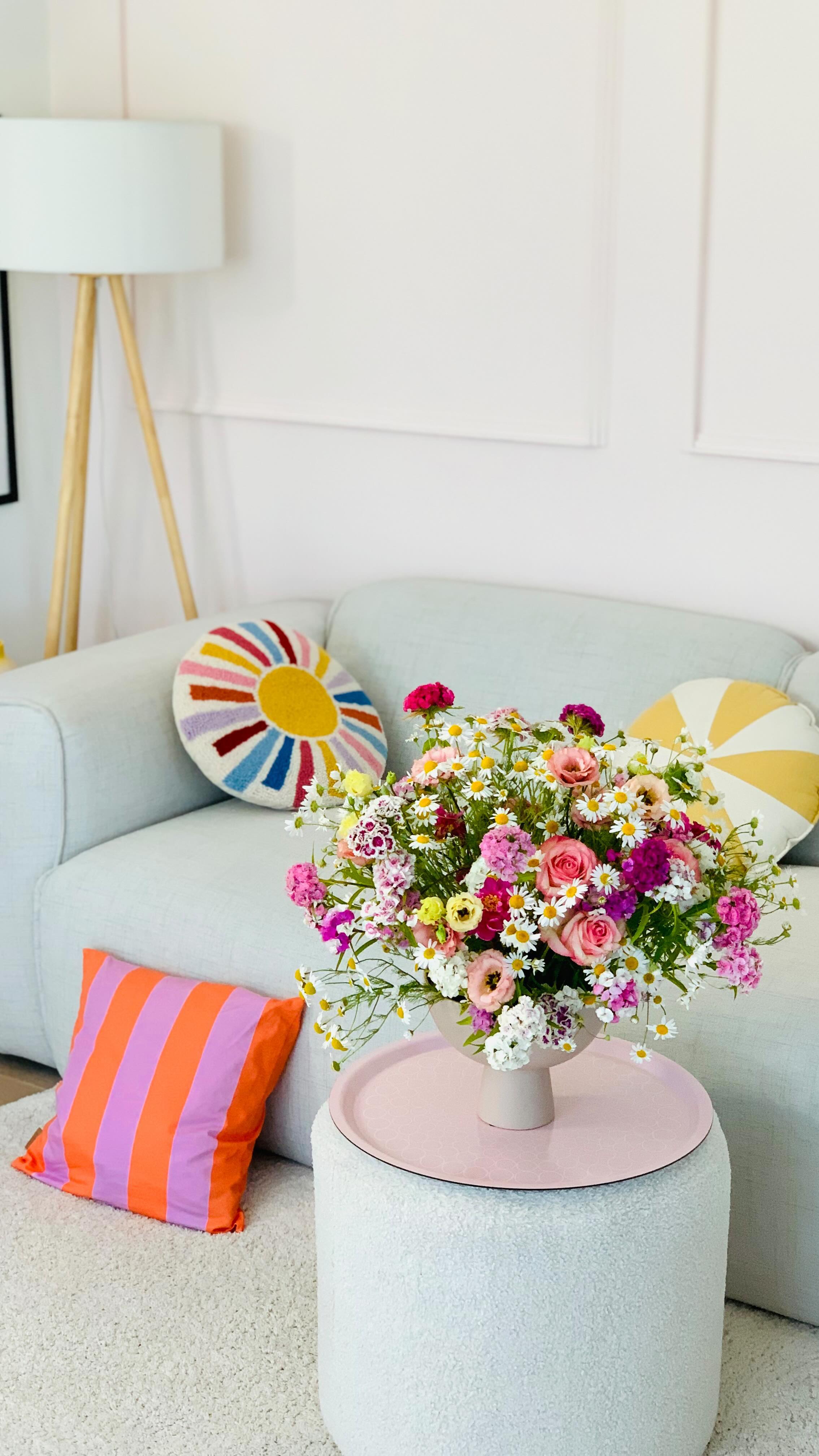 Happy Sunday Evening🫶🏻
Morgen ist der Urlaub offiziell zu Ende☀️😎
Wie sieht es bei euch aus? Habt ihr bald auch ein paar freie Tage oder Wochen und steht ggf. eine Reise an?
#happyevening #happysunday #interior #livingroom #livingroomdecor #livingroomdesign #livingroominterior #colorful #colorfulliving #colorfulhome #sofa #sofadesign #couch #interiør #interior123 #solebich #solebenwir #pillow #cozyhome #cozyhomeshots #cornerofmyhome #lovemyhome #einrichtung #einrichtungsideen #schönerwohnen #scandinaviandesign #scandinavianstyle #scandi