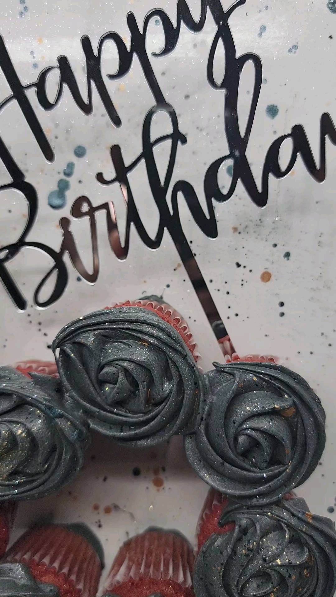 Introducing the Zodiac Cupcake Cake! Going live on the site in less than one hour, you'll be able to order yours! To celebrate the launch, I'll be giving Aquarius 20% off.
-🎨-
-😎-
-🎂-
#loungincake #loungin #createchillcake #ediblecreationsforall #cupcakes #pullapartcake