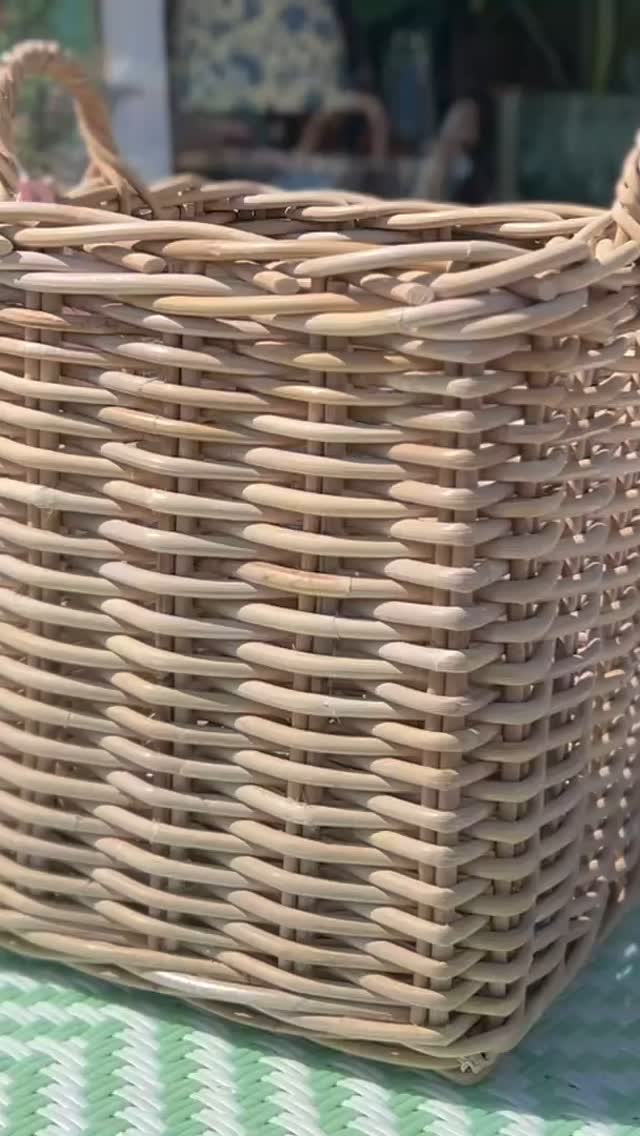 C’est vendredi! Check out the lovely baskets we just received and keep in mind that it is “sipping Saturday” at Chic et tralala tomorrow! #laundrybasket #sevenoakslifestyle #independentretailer #independentshop #conceptboutique