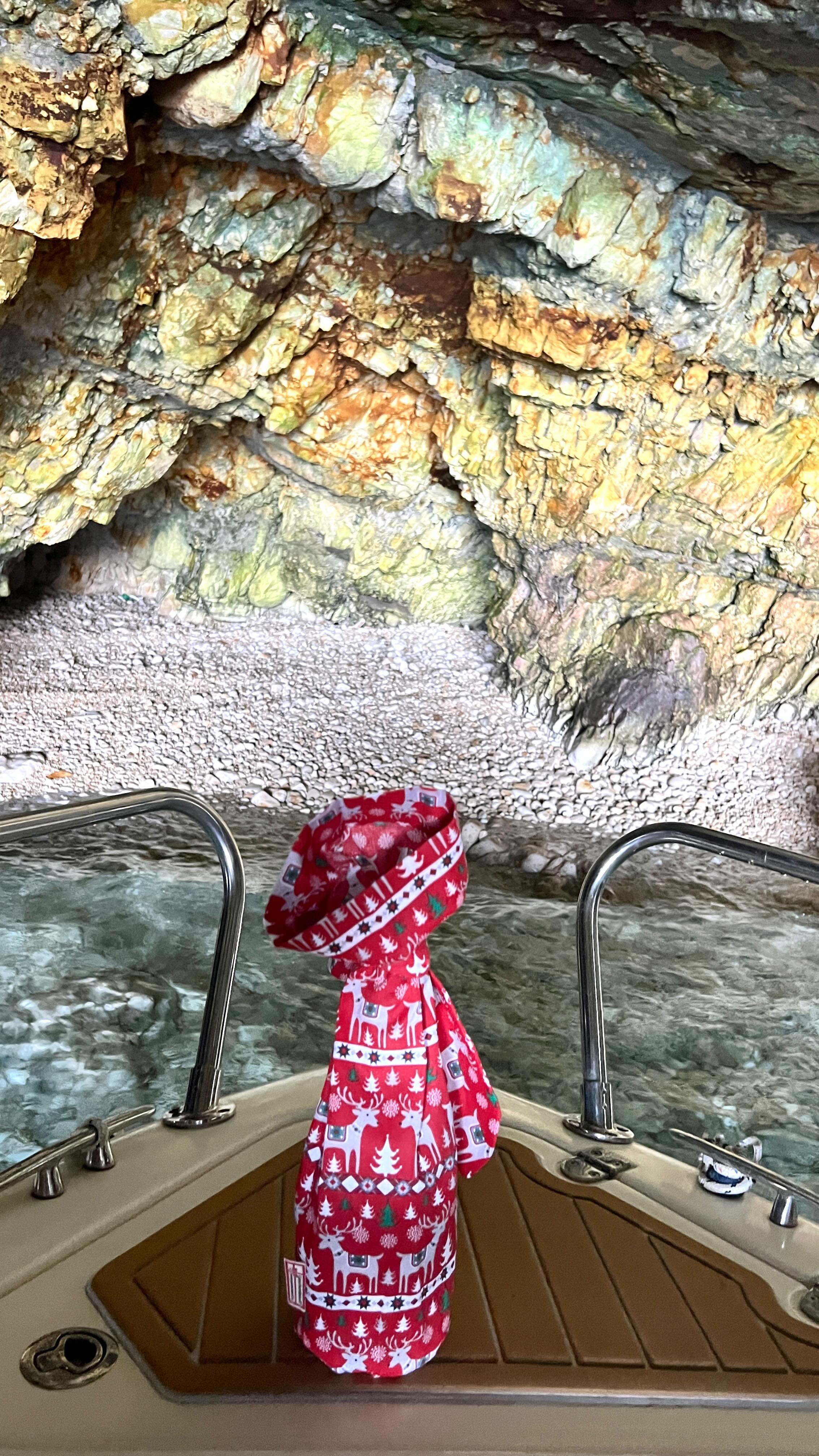 Mein Abenteuer 🎁 in #Süditalien hat mich glatt umgehauen. Auch hier gibts mich #geschenkstoff mittlerweile 😀. Volle Fahrt und rein in eine Grotte. Habe mich zur Sicherheit warm (im winterlichen Outfit) angezogen. Aber für alle, die heute in der Nebelsuppe sitzen, in #polignanoamare hat’s 23 Grad🌞. Also wenn ihr mich besuchen kommen wollt…? Oder was habt ihr sonst noch für Geschenkideen? Schreib mir doch einfach was ich alles verpacken könnte. Vielleicht gewinnst du mich ja dann👍👍👍.
#weihnachten #geschenkidee #geschenkeverpacken #mitstoffeinpacken #ootd #diy #nachhaltigkeit #keinmüll #stoffstattpapier @regina_preloznik