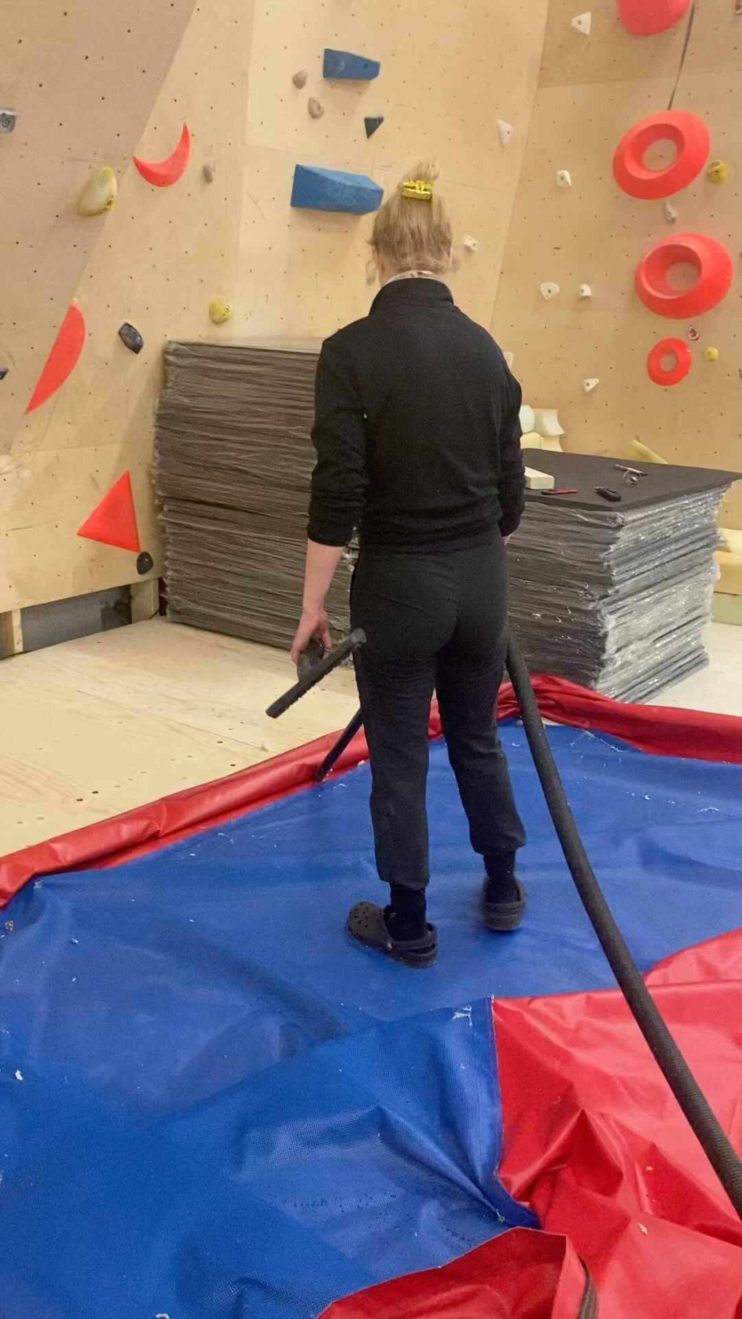 Einn margra daga af gólfpælingum hja @600klifur!!😎🔥😁
--------
One of many "doing the floor" days at @600klifur 😎🔥😁
#600klifur #hjalteyri #northiceland #climbingwall #600nordur #akureyri #havingfuntogether