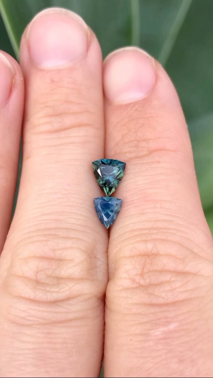 Saphirs d’Auvergne taille troïdia | saphirs teal | french sapphires.
1 : Saphir d’Auvergne taille troidïa 1,01ct, dimensions : 6,39mm x 5,77mm
2 : Saphir d’Auvergne taille troïdia 0,54ct , dimensions : 5,30mm x 4,86mm
#saphir #saphirdefrance #saphirdauvergne #frenchsapphire #finegems #exceptionalgemstones #teal #tealsapphire #bluesapphire #naturalgemstone #ethicalgemstone #ethicallymined #naturalsapphire #unheatedsapphire #saphirnaturel #pierresethiques #joaillerieethique
#sapphire #gemme #cuttinggemstones #precisioncut #ethicaljewelry #highjewelry #jewelrydesign #statementjewelry #hautejoaillerie #minetomarket #jewelrydesigner #jewelryblogger #gemstonetraceability