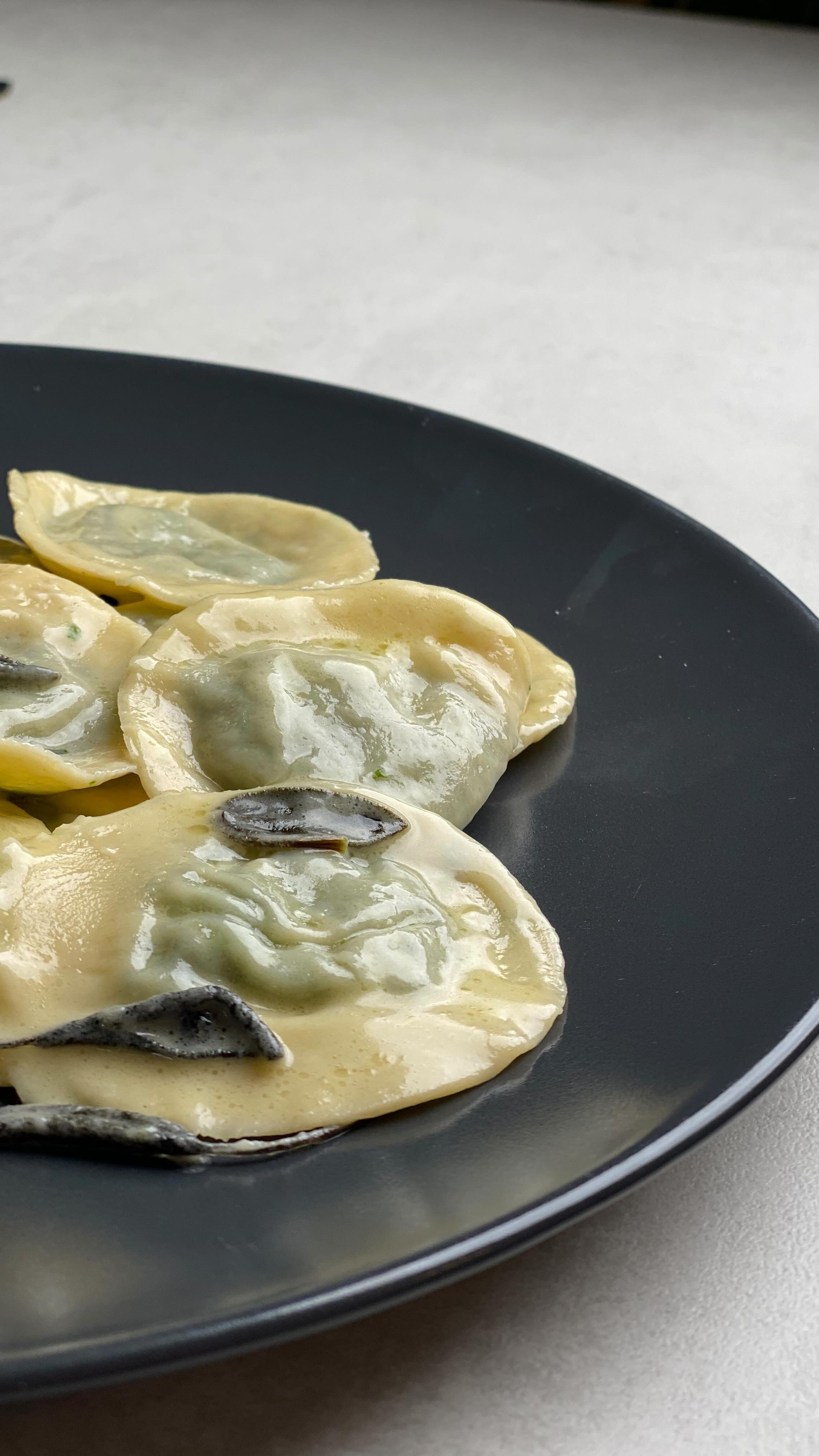 @giovanniranaita watch and learn! 🤣
Bufala ricotta and spinach ravioli with sage and butter sauce 🤩 100% homemade 💪🏻
This and much more during my new #Pasta workshop 🍝
More info on my website 🇮🇹