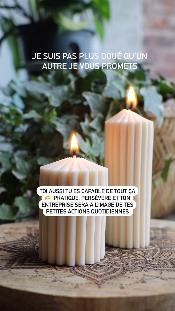 Persévère, pratique encore et encore, et tu verras que ton rêves pourra prendre forme comme un tableau que tu dessines toi-même. Ce que tu vois chez les autres n’est rien de plus qu’une accumulation et succession de petits gestes répétés tous les jours avec passion 🫶💕
(Rejoins la Team des créateurs de bougies et créations en cire , clique sur le lien de ma formation dans la Bio ! Je te transmets tout ce que j’ai appris pour créer mon métier d’artisan cirier 🥰)
C’est vrai qu’il faut du courage mais ça peut changer tout ton parcours: tu seras fièr.e de tous tes progrès et un jour, tu réaliseras que tes efforts valaient vraiment l’implication. C’est un métier passionnant qui te fais voyager dans la magie des senteurs et qui fait du bien au moral.
Pour ceux qui savent peut-être, je suis plus introvertie qu’on ne le dirais, hypersensible et parfois la vie met les émotions à rude épreuve je trouve. Entreprendre, surtout dans l’artisanat, ça été ma thérapie plus d’une fois dans mon parcours: j’ai découvert mes forces et talents au fur et à mesure de l’aventure. Ça été mon espace protégé et ressourçant à chaque fois que le quotidien était challengeant.
Alors c’est clair que c’est pas rose tous les jours (genre hier j’ai renversé une cruche de cire en soirée 🫠🙈). Mais tu sais, si tu fais pas ces efforts pour ton propre chemin, quelqu’un utilisera ton courage dans sa propre entreprise. Alors personnellement j’ai choisi de fournir cette énergie pour créer mon métier sur mesure, pouvoir être auprès de ma fille quand elle est malade par exemple (et aussi regarder Harry Potter dans mon atelier pendant que je nettoie le matériel 🙈🥳).
Je ne suis pas plus douée : je m’investis pour moi et ma famille. Alors vas-y fonce, tu es autant capable que les autres 🫶
#soywaxcandles #soywax #soywaxmelts #soywaxmelt #soywaxcandle #waxmeltaddict #waxmelt #foodcandle #fondantsparfumés #fondants #sweetcandles #candledessert #cadeau #candles #bougie #bougies #bougiecupcake #bougiegourmande #bougieparfumee #dessertcandles #noel2023 #cadeaunoel #entrepreneusecreative #bougierituel #witchcraft #bougieartisanale #bougieparfumee #artisancirier #artisanatfrancais #creatricebelge