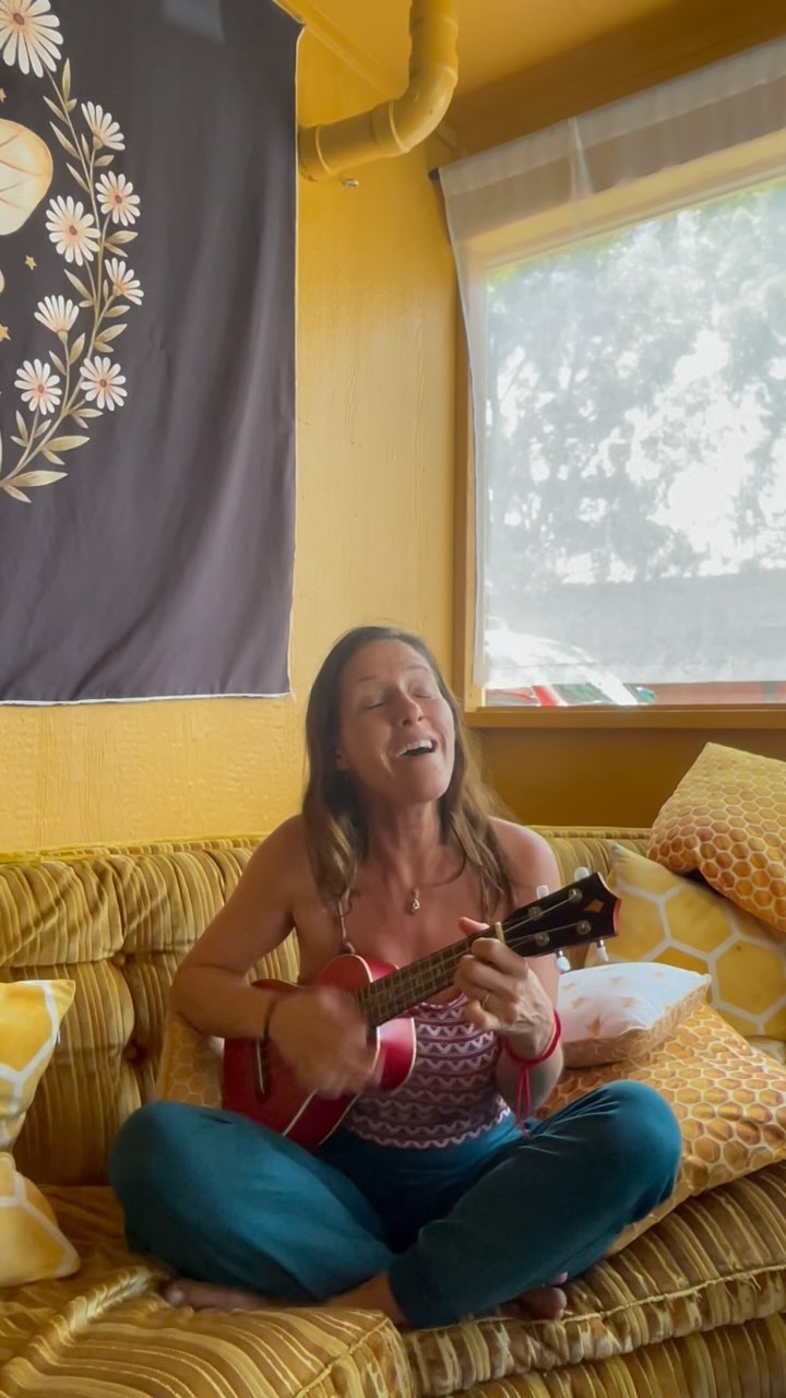 We love to sing and play music together at @hive_hawaii ~ @simonakalea doing a @maryisismusic cover at the training @tantrika_kanixa and @lotussattva are hosting this weekend.