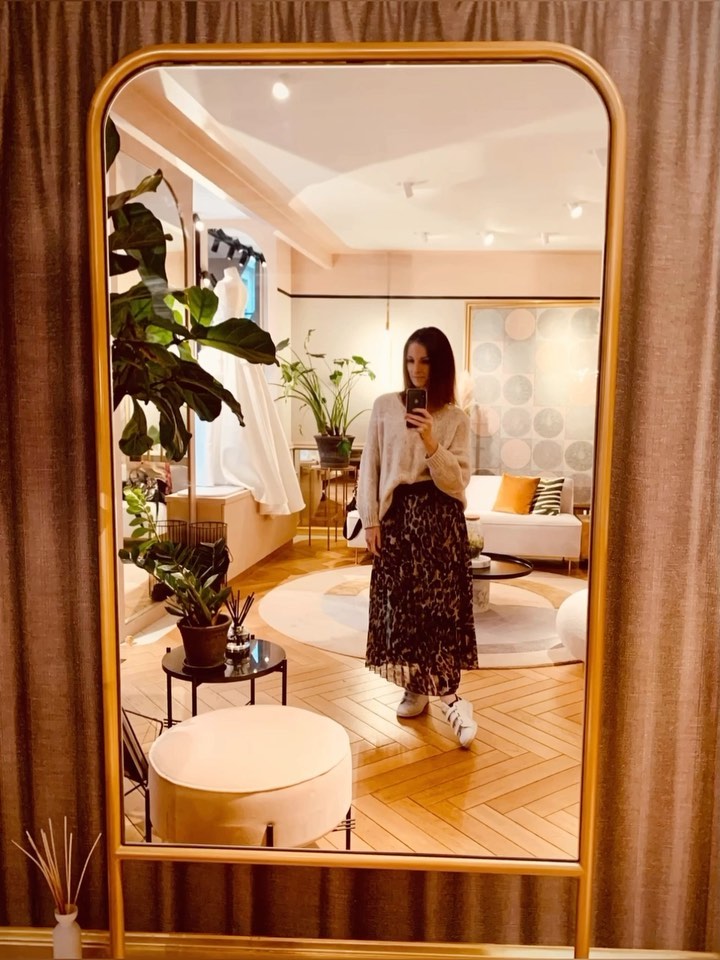 Ce cocon… 🤩✨ Merveilleuse atmosphère de l’atelier @nicolasfafiotte avec la bonne humeur et le talent en prime 🤗 #brides2023 #weddingdress #couture #atelier #nicolasfafiotte