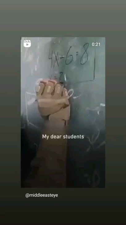 İsrail'li işgalci asker tahtaya bir matematik sorusu yazıyor. Bu soruda "x" nedir diye soruyor. "Hadi ama cevabı bilmiyor musunuz?" derken kamera bombalanmış, harap olmuş sınıfı çekiyor. İnternette karşımıza çıkan onlarca 'alay etme' videosundan biri.
Hiç şaşırmıyorum. Hatta o kadar tanıdık ki. Kolektif itaat suçu failleri insanlıklarını yitirirler. İnsanlık suçu işlemiyorlar, 'görev'lerini yerine getiriyorlar. Öyle bir görev ki, yerine getirirken insanlıktan çıktıkça işin kolaylaşıyor. İnsan kalarak işgalci olamazsın, insan öldüremezsin, işkence yapamazsın çünkü.