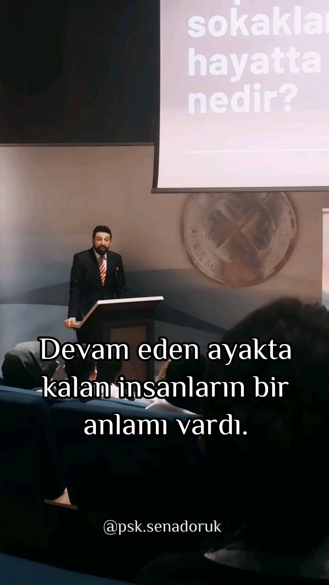 Toplama kamplarında zor şartlar altında uzun süre yaşayan Victor Frankl "İnsanın Anlam Arayışı" adlı kitabında insanların zorlu şartlar altındaki ruhsal yolculuğunu gözler önüne sermiştir. Hayatta bir anlamı ve hedefi olan kişiler zor şartlar altında tutunabilecek bir dal bulabilirken amacı olmayanların hayattan daha kolay vazgeçtiği görülmüştür.
O halde insanın gerçekten ihtiyaç duyduğu şey acı ve gerilimlerden arınmış bir hayat değil; çaba göstermeye değer bir hedefinin olması ve özgürce seçilen bir amaç için mücadele etmesidir.
"Yaşamak için bir neden'i olan kişi hemen her nasıl'a dayanabilir."
.
.
.
.
.
#anlam #psikoloji #varoluşcu #anlamarayışı
Konuşmacı: @gokhanergur