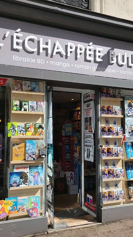 Un immense merci à Julien de @lechappeebulle92 pour sa générosité et son accueil. Une excellente découverte et une très belle librairie de passionnés :) J'ai passé un très bon moment avec mes lecteurs et j'ai même revu quelques visages familiers, fidèles au poste depuis la sortie du tome 1 :)
@urbancetv @ankama_editions #urbance #mangafr #mangafrancais #bd #mangas #comics #artoninstagram #librairie #dedicace #dedicacebd #canalbd #wtf #doodle #doodleart