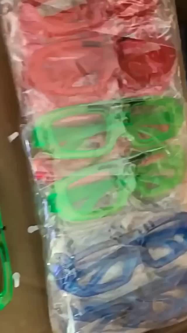 Dê um colorido especial e divertido na sua balada com a nossa linha de óculos Neon Retrô. São modernos e dão um destaque especial em festas de aniversário, casamentos, confraternizações, raves e todos os tipos de celebração.
.
Confeccionados com materiais resistentes, proporcionam o conforto necessário durante sua utilização.
.
3 estágios: luz fixa e duas velocidades de pisca, uma lenta e uma rápida.
.
BATERIAS INCLUSAS