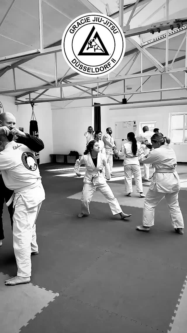 Montags, 18.30 bis 19.30 Uhr, Gracie Combatives 🥋🥋🥋
Komm einfach vorbei, schnupper rein, roll mit, ganz egal ob Anfänger oder Fortgeschritten.
Lern effektive Selbstverteidigung und hab richtig Spaß dabei! @hormoz_66 @sportin_dus #graciejiujitsu #graciecombatives #verein #düsseldorf #family #friends #selbstverteidigung #selfdefense