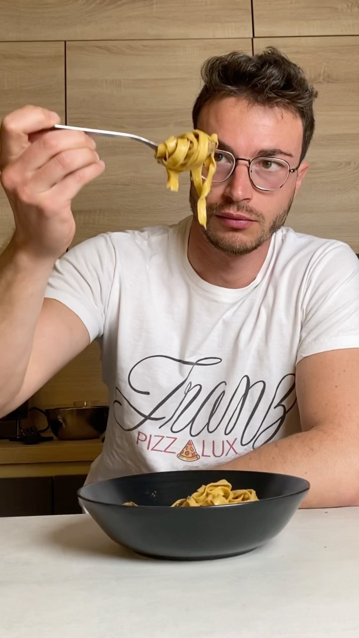 No way I order #pasta takeaway 🫢
Homemade #fettuccine with porcini mushrooms 🤩 Their secret? Definitely the creaminess of the Parmesan sauce 🍝
And yes Italians have a tool to grate the Parmesan 😁