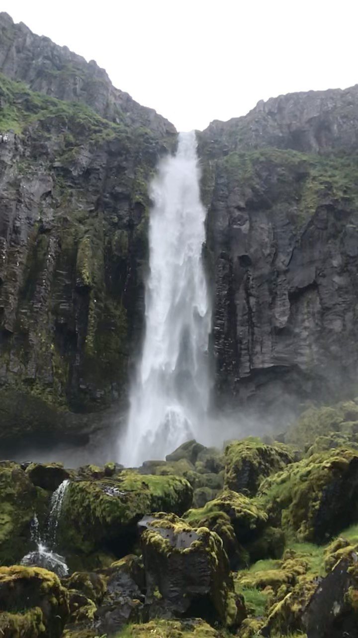 If you visit Iceland, I highly recommend walking up to Grundarfoss waterfall 💦 on the west of the island. It’s like something from an epic Hollywood movie! 🎥 My little vid doesn’t do it any justice and there are soooo many amazing waterfalls and walks around Iceland but this was one of my favourites. 🤩