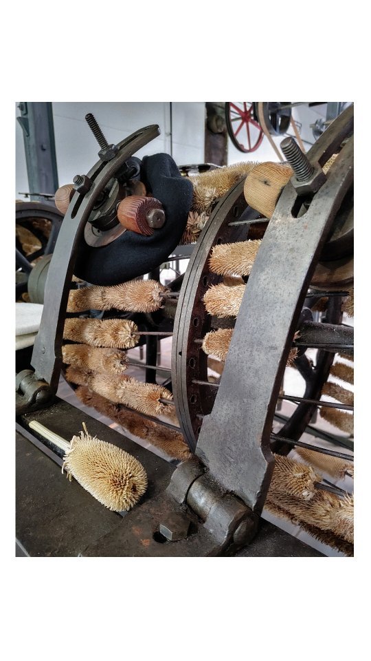 LA ENCARTADA FABRIKA - MUSEOA
Se fundó en 1892 y estuvo en activo durante 100 años trabajando la lana. El capital social lo aportaron 5 indianos – emigrantes vizcaínos que hicieron fortuna en México-, tres de ellos originarios de Balmaseda.
Uno de los grandes valores de La Encartada es su excepcional colección de maquinaria, en su mayor parte inglesa, de finales del siglo XIX y primeros años del siglo XX. Ha conservado casi intactas su imagen y dotación tecnológica y mantiene al completo todos y cada uno de los elementos del proceso productivo, desde la recepción de la materia prima en crudo hasta el proceso de empaquetado y expedición. Esa integridad técnica y su excelente estado de conservación, hacen de La Encartada un ejemplar visitable único en su género.