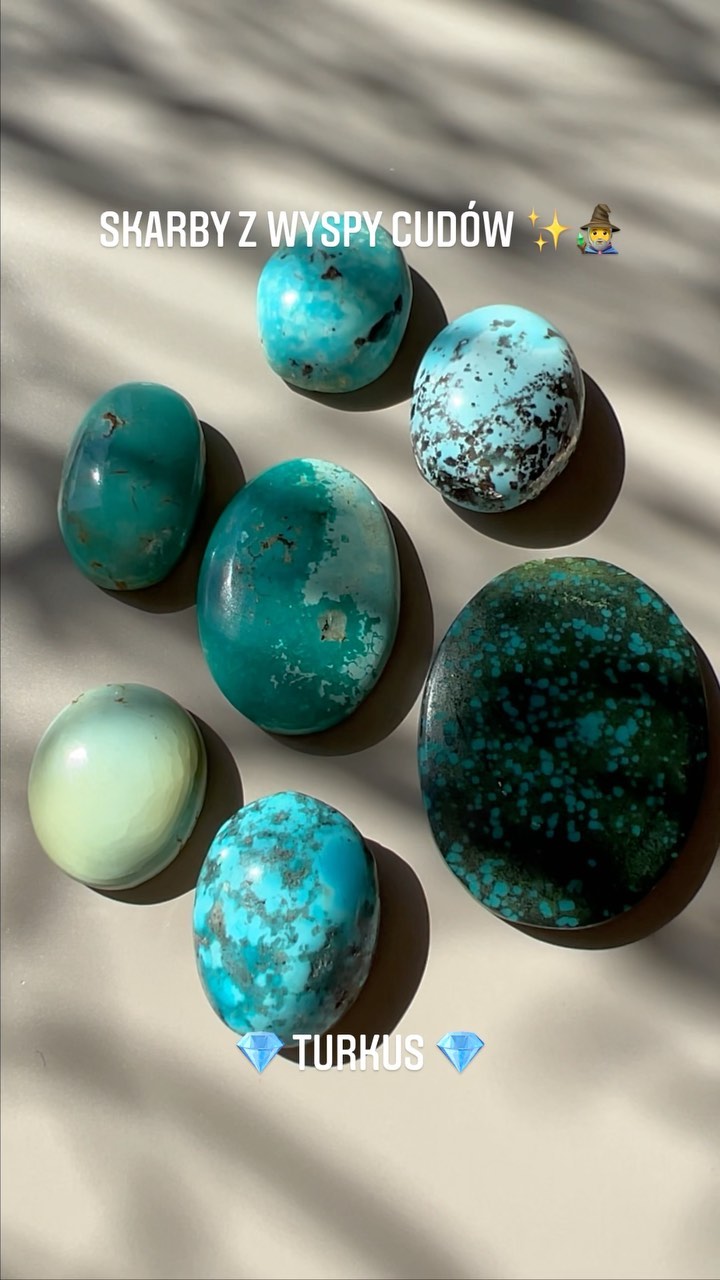 SKARBY Z WYSPY CUDÓW ✨🧙♂️
:::
Dobry dzień! 🌞
Przedstawiam Wam dziś kolejną garść cudnych kamieni, które mogą się znaleźć w Waszym wymarzonym pierścionku 💍✨
:::
💎 TURKUS
Do wyboru mamy cudne naturalne turkusy w kilku kształtach i rozmiarach ✨
Ceny pierścionków są następujące:
Okrągłe gładkie 6,5 mm
- 800 zł na obrączce 1,0 mm
- 950 zł na obrączce 1,2 mm
- 1150 zł na obrączce 1,5 mm
- 1450 zł - 1,5 mm z małym brylantem osadzonym obok w obrączce 💎
- 1750 zł - 1,5 mm z 2 brylantami symetrycznie 💎💎
Okrągłe gładkie 8,5 mm
- 1000 zł na obrączce 1,0 mm
- 1150 zł na obrączce 1,2 mm
- 1350 zł na obrączce 1,5 mm
- 1650 zł - 1,5 mm z małym brylantem osadzonym obok w obrączce 💎
- 1950 zł - 1,5 mm z 2 brylantami symetrycznie 💎💎
Duże owalne 18-19,6 mm
Owalne jednolite „sleeping beauty” 12 mm
- 1300-1600 zł na obrączce 1,2 mm
- 1500-1800 zł na obrączce 1,5 mm
- 1800-2100 zł - 1,5 mm z małym brylantem osadzonym obok w obrączce 💎
Jest też kilka większych pięknych owalnych kaboszonów, powyżej 21 mm, nadają się raczej na wisiory, które będą wyceniane indywidualnie 👌 (->PM📮)
:::
Cieńsze obrączki mogą być młotkowane lub gładkie (1,5 mm z brylantem tylko gładka), a wykończenie złota satynowe lub na połysk ✨
Pierścionki na zdjęciach powstały na zamówienie ✏️
Napisz do mnie aby spełnić marzenie i zamówić podobny pierścionek dla siebie lub kogoś bliskiego 🤗📮💍👌✨
:::
.
.
.
.
.
#ilovemyjob #bartoszciba #jewelrydesigner #bartoszcibajewelry #finejewelry #wishcometrue #skarbyzwyspycudów #wyspacudów #ooakjewelry #makeawish #gemmagic #islandofwonder #pierścioneknazamówienie #mineralmagic #magicring #nazamówienie #czarymary #kolorowepierścionki #magicznypierścionek #custommade #minimalistjewelry #perfectimperfection #pierścieńarabelli #myprecious #minimalist #turkus #turkussleepingbeauty #pierścionekzturkusem