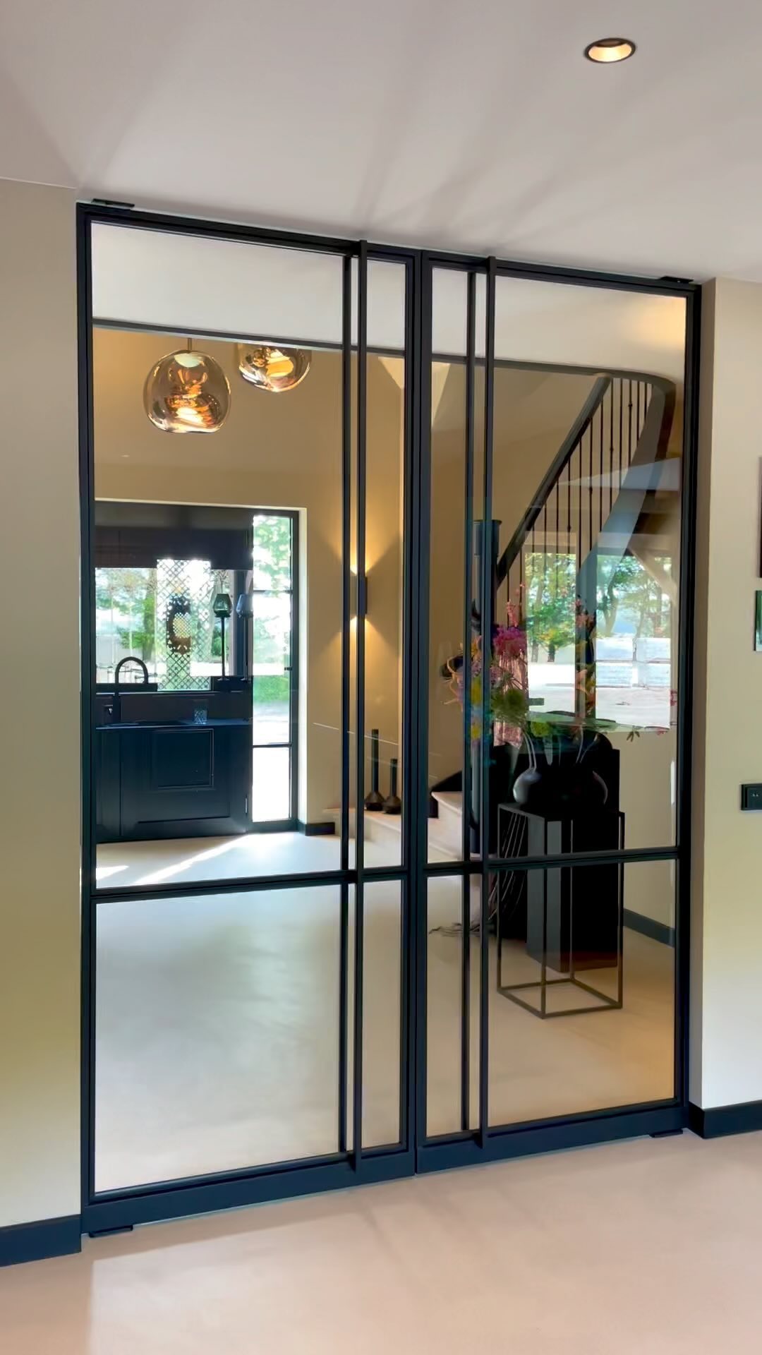 In deze tot in de puntjes afgewerkte woning hebben we stalen Taatsdeuren en schuifdeuren geplaatst.✨
Door de verlengde deurgrepen en rustige vlakverdeling is het een chique geheel. Tevens zijn de stalen deuren voorzien van akoestisch veiligheidsglas!
#stalenbinnendeuren #taatsdeuren #schuifdeuren #exclusief #luxewonen #luxuryliving #wooninspiratie #sfeervol #maatwerk #dutchdesign #wonen #interiordesign #interior #soundcontrol #urk #flevoland #zwart #coating #maatwerk #interieuradvies #interieurontwerp #buitenleven #sfeer #chique #stijlvol #notariswoning #gietvloer #halinspiratie #adviesopmaat #wesselssteelworks