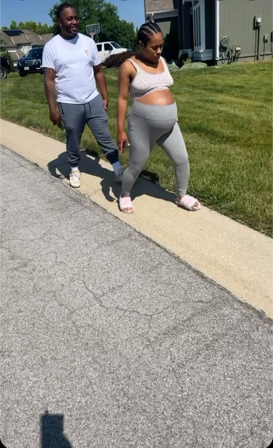Next time you go for a walk, grab a friend! The support and encouragement are necessary for the journey! 🥰
#doula #birthcoach #motherhood #kansascity #curbwalking #prenatalfitness #birth