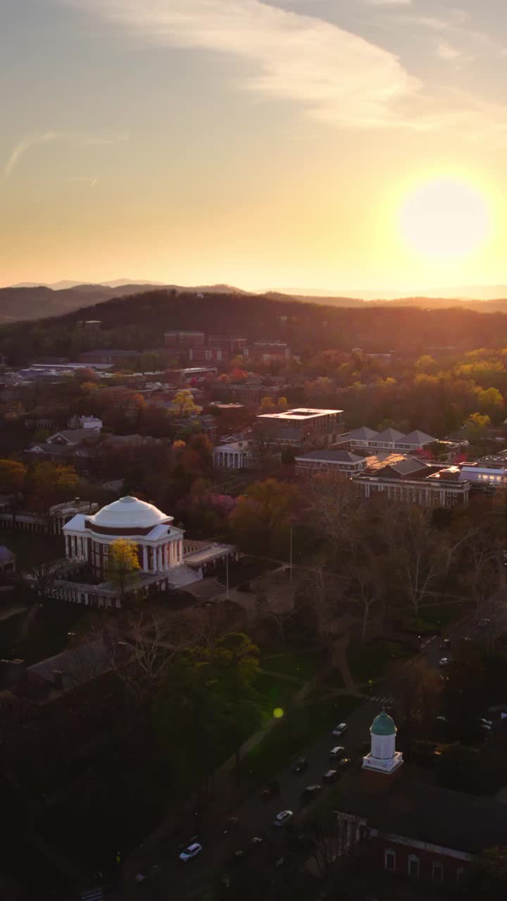 Happy 4th of July!
#UVA #universityofvirginia #rotunda #history #architecture #collegecampus #videography #aerialvideography #dronepilot #djidrones #adobe #premierepro