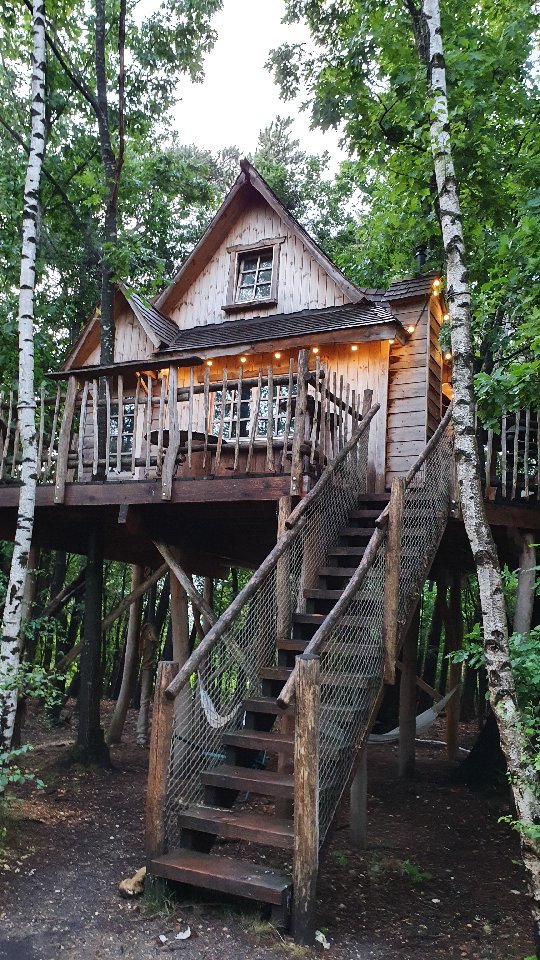 Ik wilde al langer eens overnachten in een tiny house en vorige week was het zover: we verbleven 3 nachten in @warredal in Limburg (BE). Op het domein vind je boomhutten, tiny houses en hobbit huisjes. Wij gingen voor de sweet cabin voor 2 personen.
Het is een mooie omgeving, alles is goed geregeld en ideale uitvalsbasis om het Nationaal Park Hoge Kempen te verkennen. We dachten wel dat de huisjes nog meer afgelegen zouden zijn, maar de cabins staan soms vrij dicht tegen elkaar. Al zijn we misschien ook wat verwend met ons eigen huis in het bos met veel privacy. 🙈
Zo'n verblijf in een tiny house toont wel weer dat je eigenlijk echt niet veel spullen nodig hebt om te leven. Weer wat meer inspiratie om nog eens te 'ontspullen' dus. 😉
#warredal #tinyhouse #boshuisje #natuurhuisje #houseinthewoods