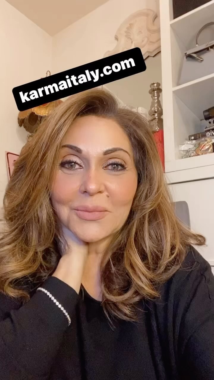 Salut tout le monde. Aujourd’hui est le jour où je partage avec vous un travail d’amour. Le lancement officiel du site karmaitaly.com. J’appelle ces manteaux du #artaporter #wearableart
Unique, tout comme vous !! Consultez le lien dans la bio.
Partagez et dites-moi ce que vous en pensez ! 💕 www.karmaitaly.com