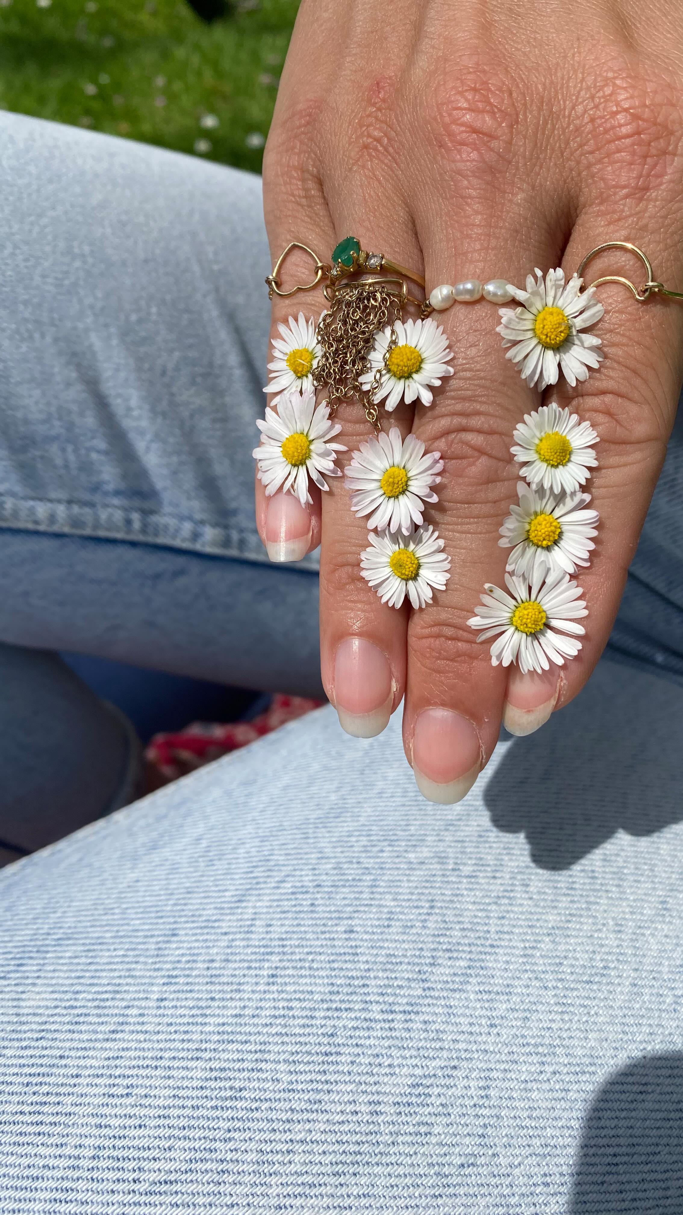 Jamais sans mes bagues et vous?
•
•
#bagues #ring #flowers #naturelovers #minimalist #bijoux #trendingnow #trendingreels #viralreels #flowergram #jewelrygram #bijouxaddict #creatricebijoux #passionflower #fleurs #video #reels #alhenabijoux