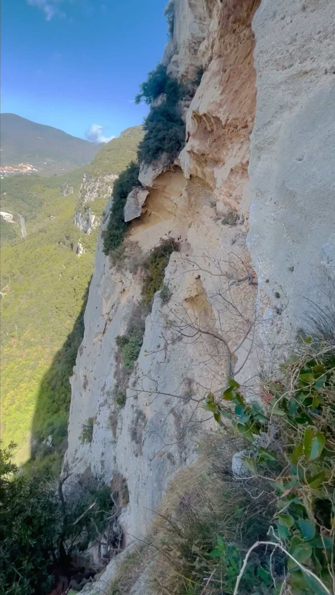 🧗♂️Arrampicare nel Finalese🧗♂️. Stagione perfetta per scalare vie lunghe!! Ce n’è per tutti i gusti e gradi!!! Per Info scrivetemi. #climbing #finaleligure #bricpianarella #guidealpine #Alveare #Finalborgo #rockclimbing #sunny #active #motivation #nature #beautiful #happy