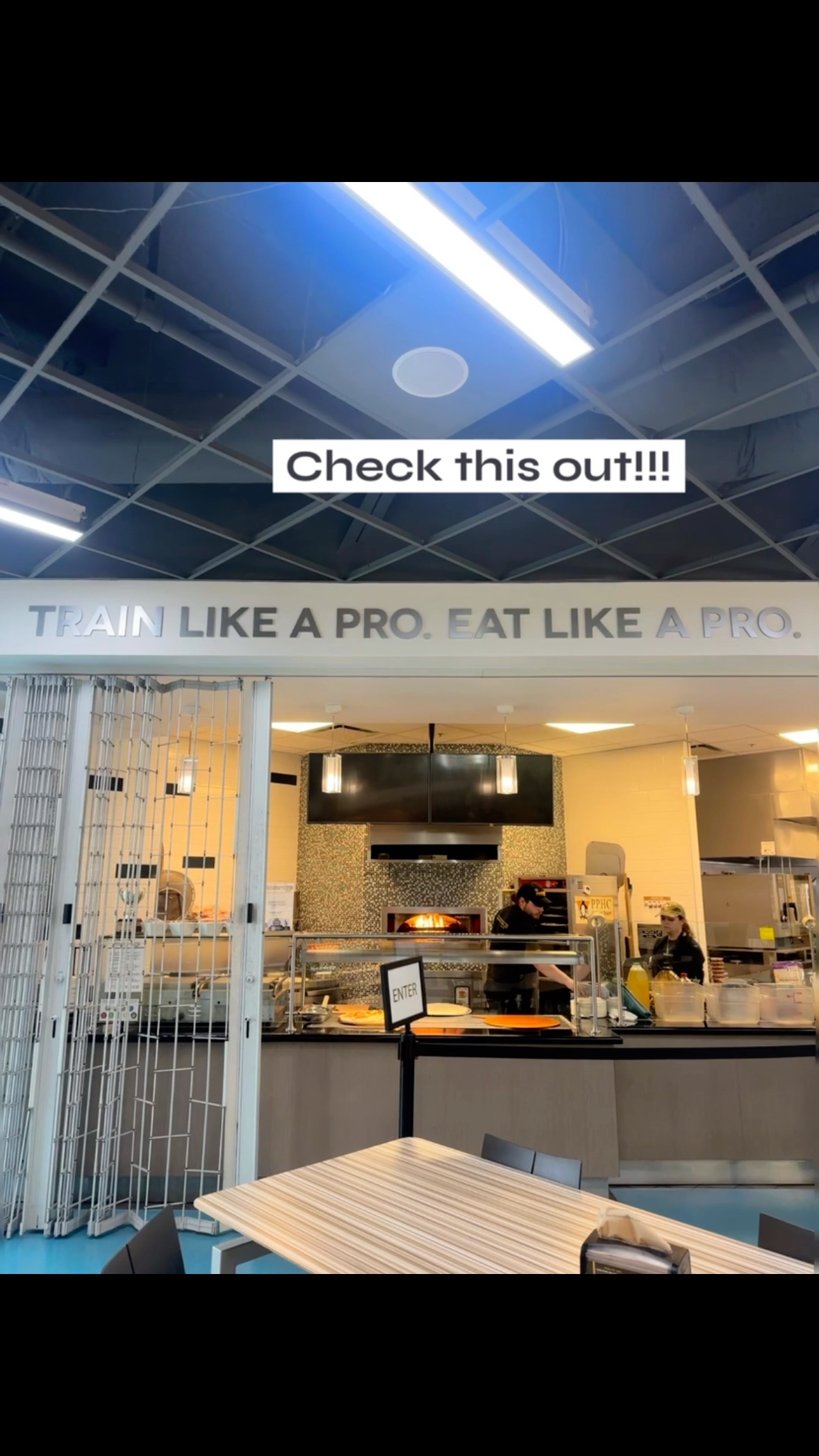 ATTENTION: ‼️‼️Toronto/Ontario Hockey leagues and arenas…..we should be doing better!
Train like a pro. Eat like a pro.
I’m at my brother’s hockey tournament this weekend in the US and the choices that are here for the athletes are amazing. Fresh 🍌 🍉, healthy options.
I’m embarrassed that in Canada 🇨🇦 we are feeding our athletes stale popcorn 🍿 and greasy fries 🍟 and chicken fingers.
We could learn a thing or two from what I’ve seen south of the border. We need to do better!!!
#canadianathletes #canadianhockey #gthl #gthlhockey #eliteathletes #feedingourathletes #gthl #aaahockey #athletesdiet @penguinsrinks #iplayintheg #youngathletes #healthyfood #healthyeating